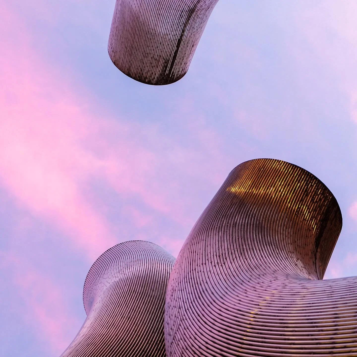 Dreiheit sculpture amongst a unicorn sky at the @berlinischegalerie. 🦄 
.
📸 by @bryony.wright 
#adesignersguidetoberlin