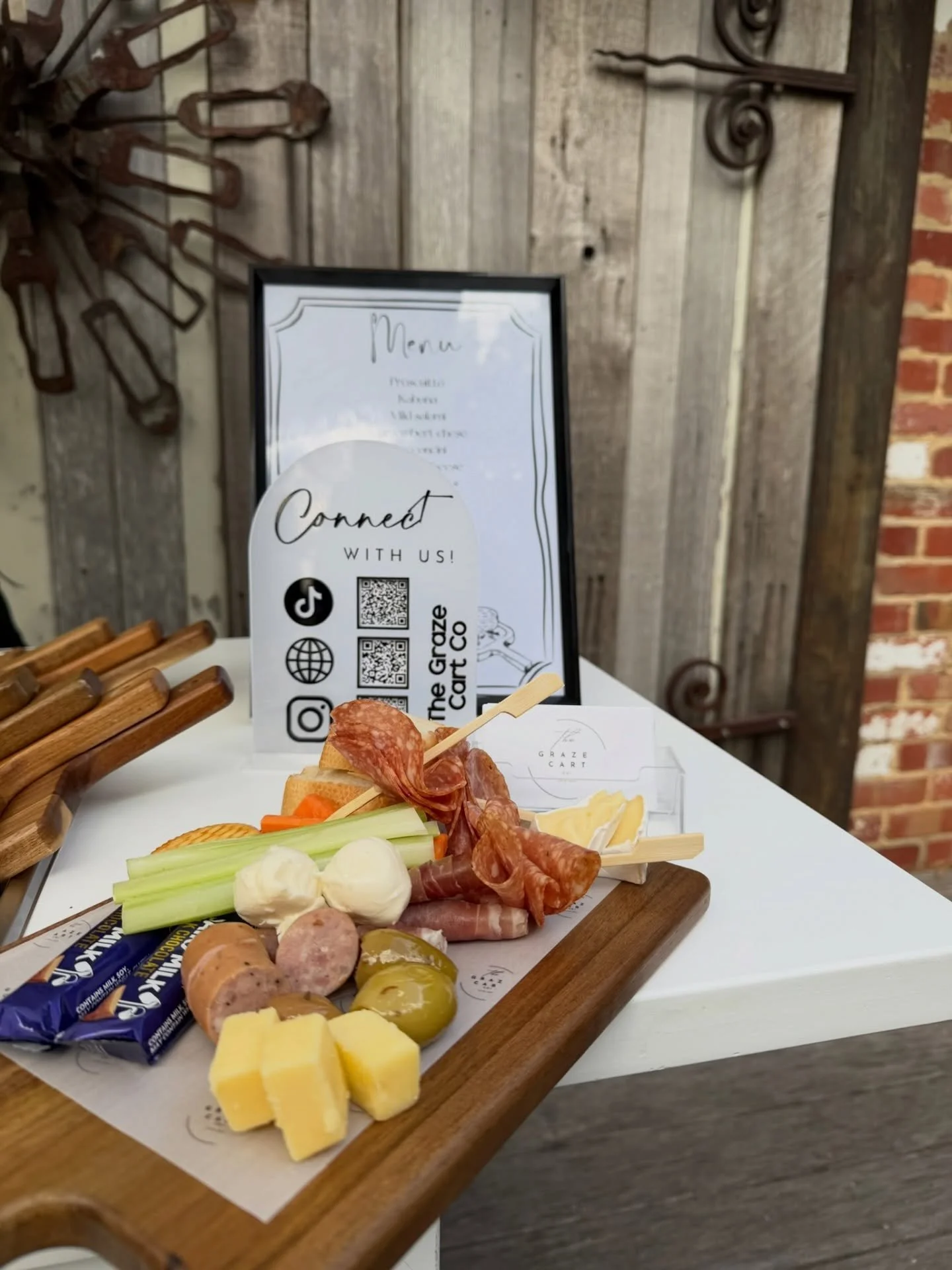 A little bit of everything, done perfectly 🧀

#grazecart #charcuterieboard #antpiasto #cateringmelbourne #eventplanning