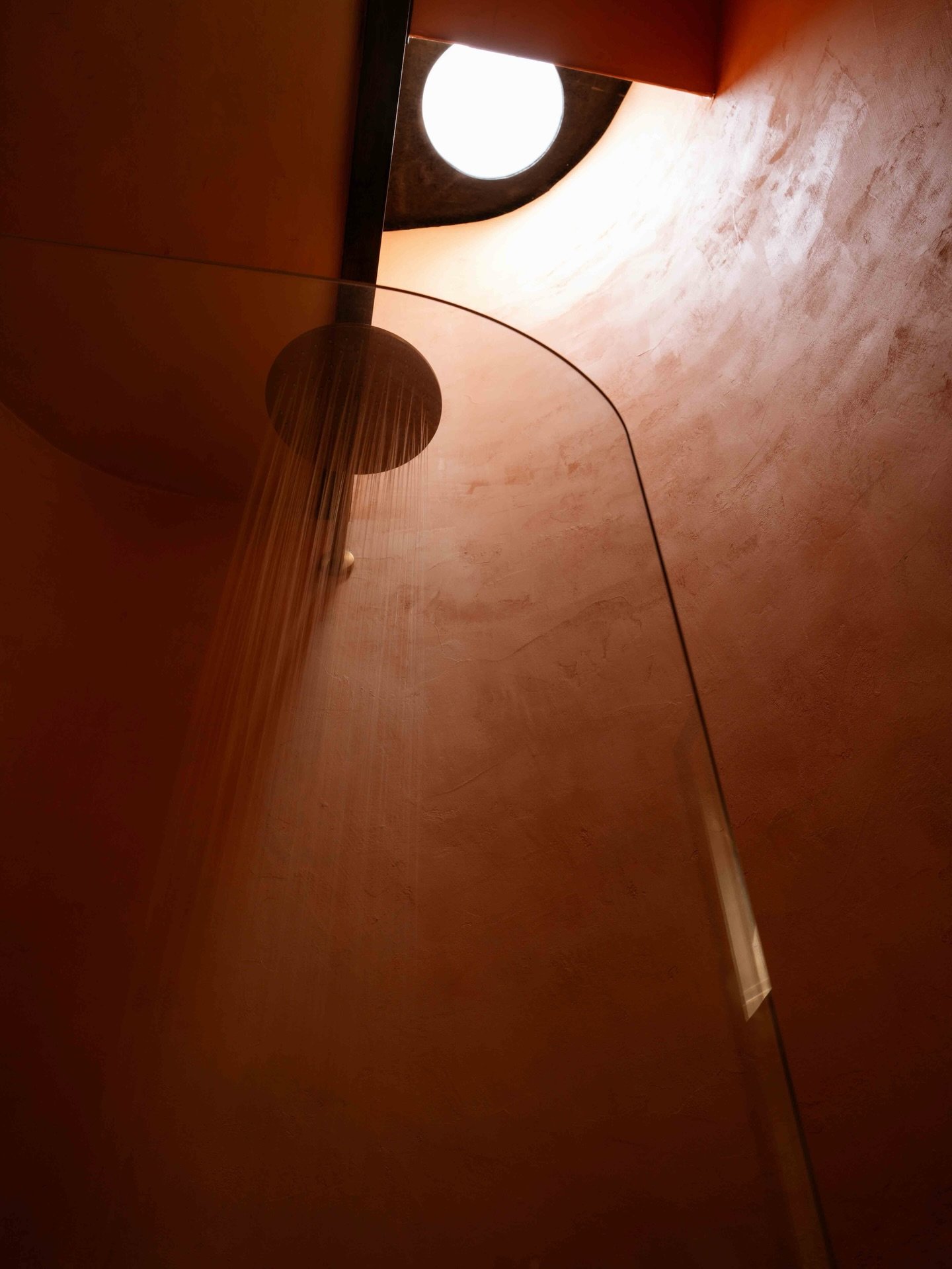 The raw Moroccan touch doesn&rsquo;t just look great - it creates a feeling of being immersed in natural textures and light.

Building &amp; Design - @jform__ 
Photography - @darky.studios 
Location - @rituallodge 
Microcement Bathroom - @haus_of_mic