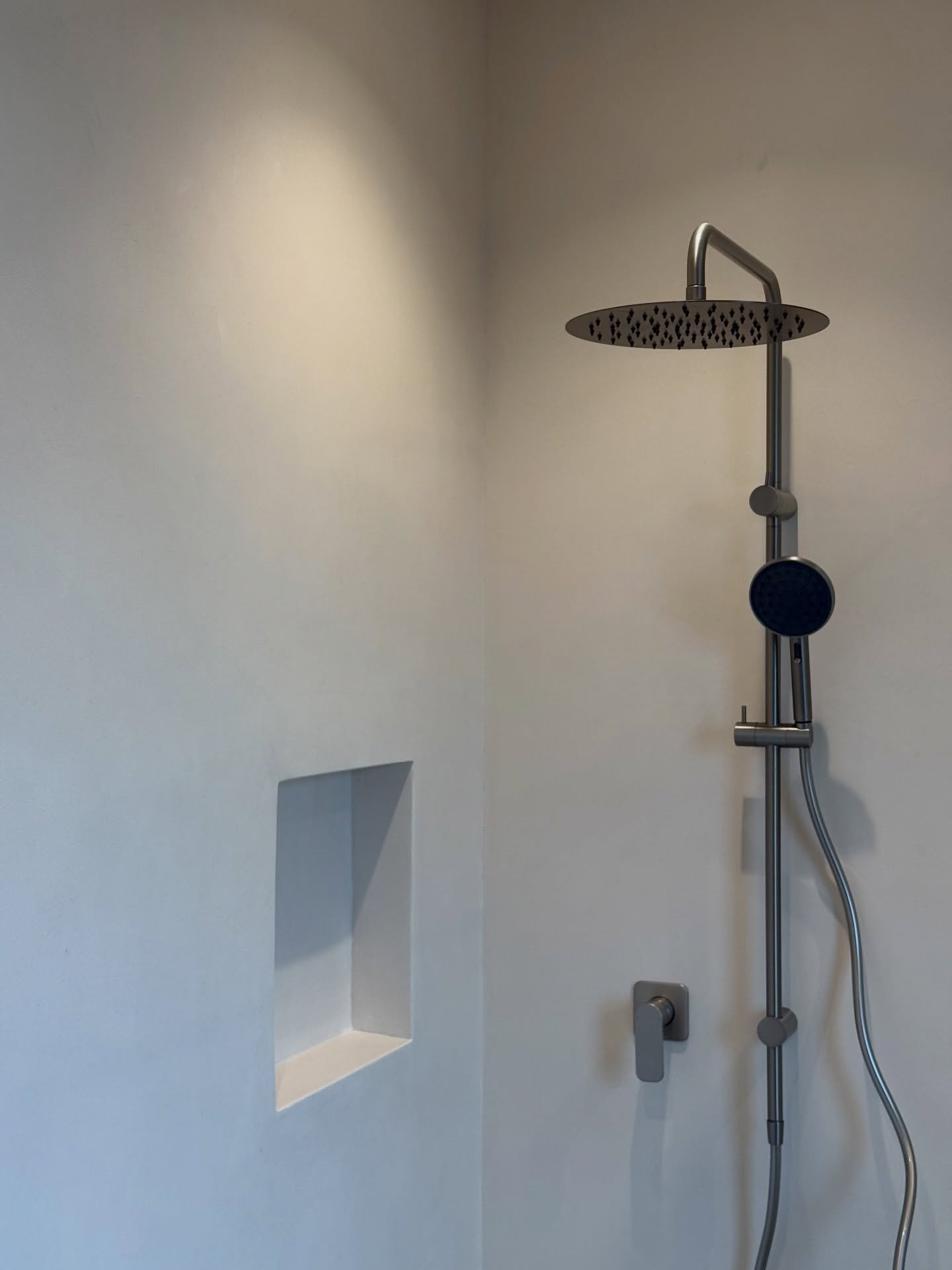 Seamless shapes making a statement in your bathroom.

Builder - @starkbuildingandconstructions 

Get in touch via our website. 

#microcement