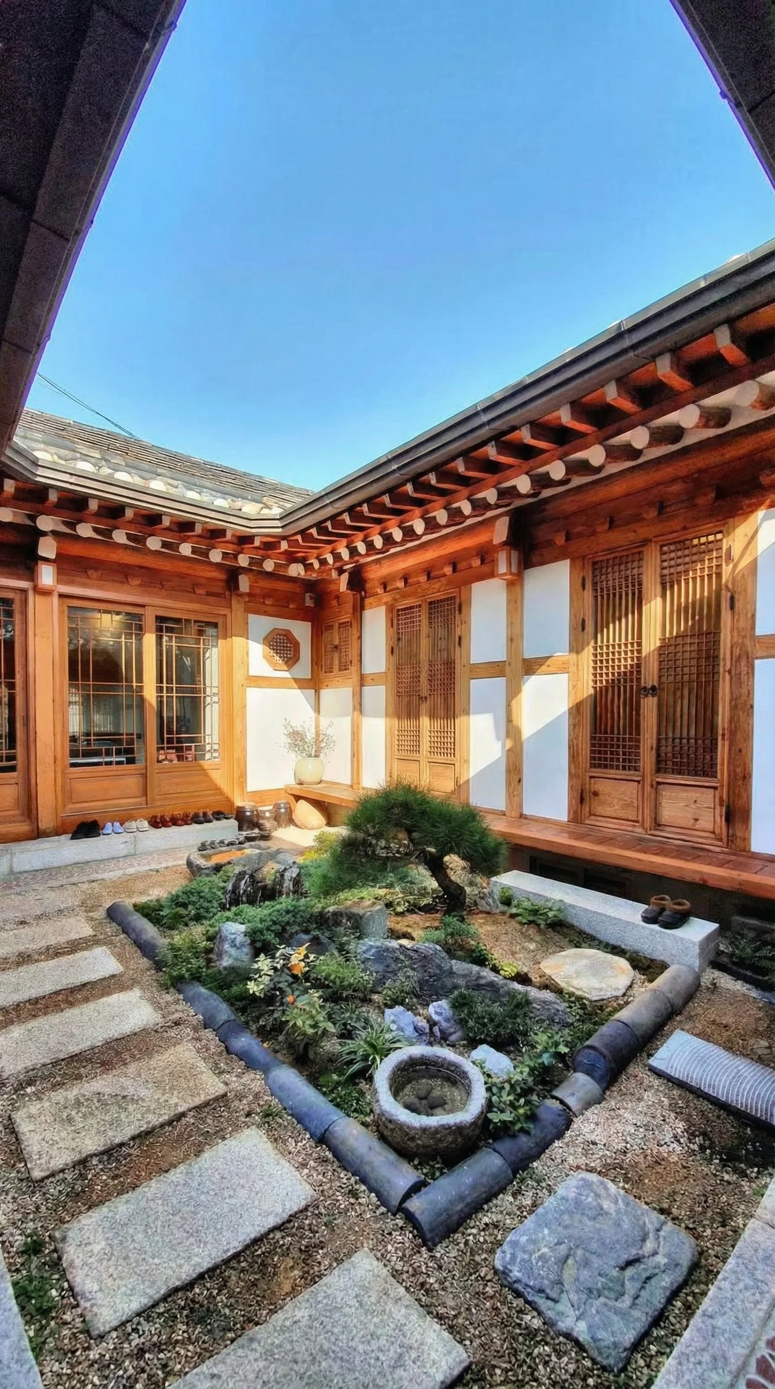 traditional-airbnb-seoul-courtyard-garden.jpeg