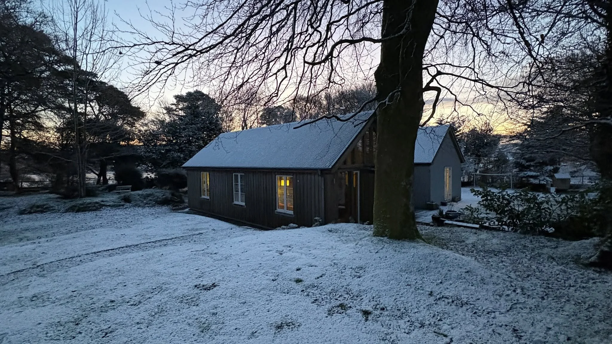 A crisp, clear Dartmoor morning with a light dusting of snow on the Counting House!
https://www.rjarchitects.co.uk/counting-house
 #thecountinghouse #dartmoor #snow #winterlight #devon #countryside #thecountinghousesnowy