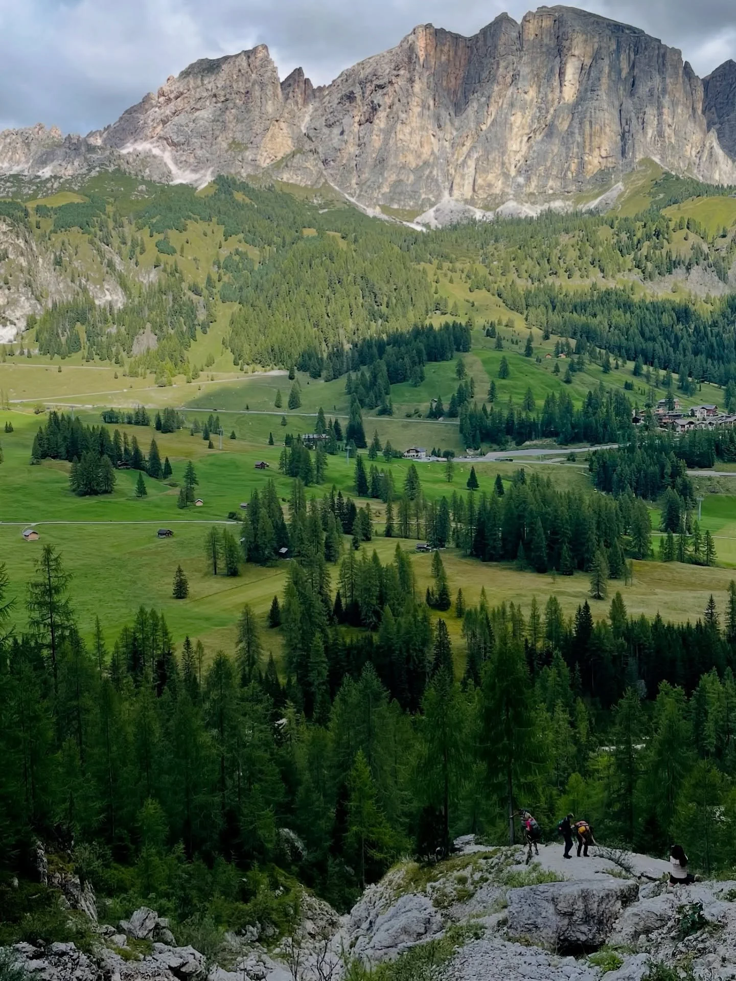 Somewhere on the trails above Corvara &mdash; those days when the Sella towers above you and the meadows stretch out forever. 💚

#DolomitesJourney #AltaBadia #Corvara #SellaGroup #DolomitesHiking #SouthTyrol