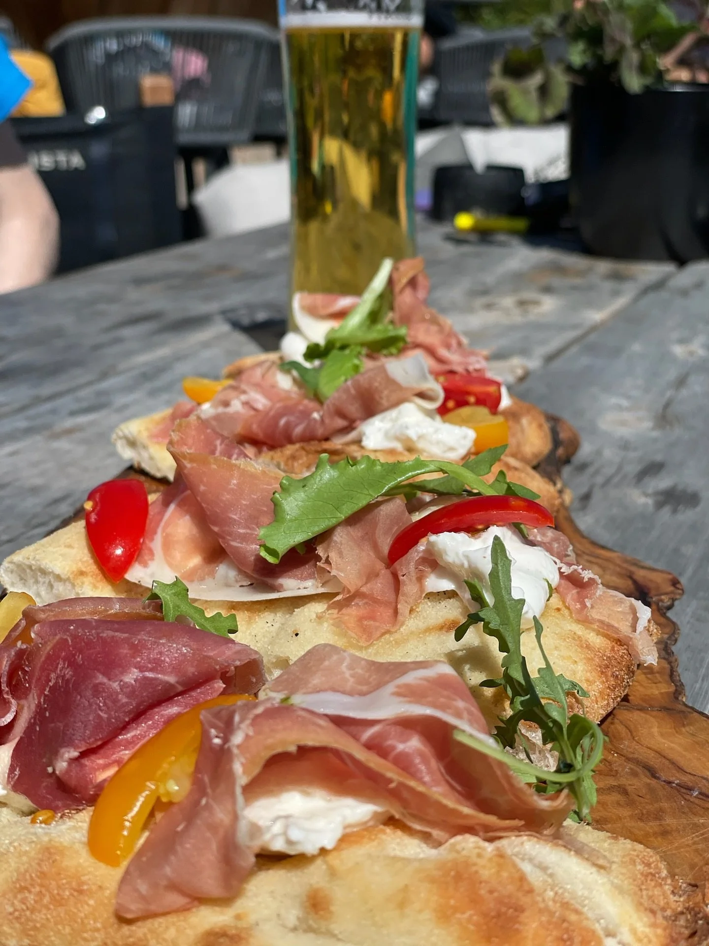 This is how you recover after a hike in the Dolomites. Local beer. Flatbread with speck, burrata, rocket, and sweet peppers.
Nothing fancy &mdash; just perfect.
@jimmihuette 
#DolomitesJourney
#SouthTyrolEats
#HikingReward
#TravelItaly