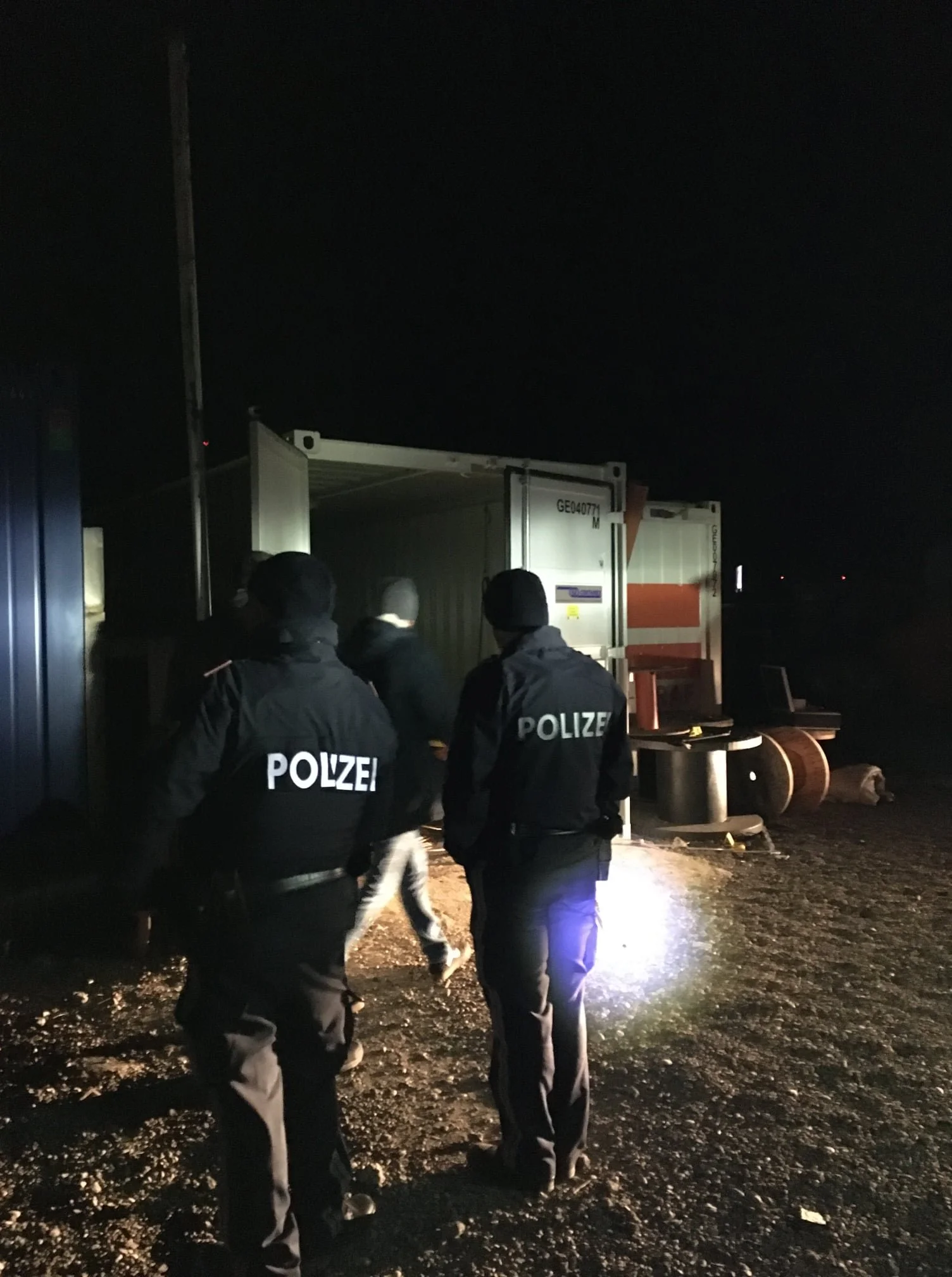 Blick in ein museum mit Vitrinen voller antiker Artefakte, Kettenstauben und Keramiken in einem Raum mit hoher Decke und weißen Bögen.