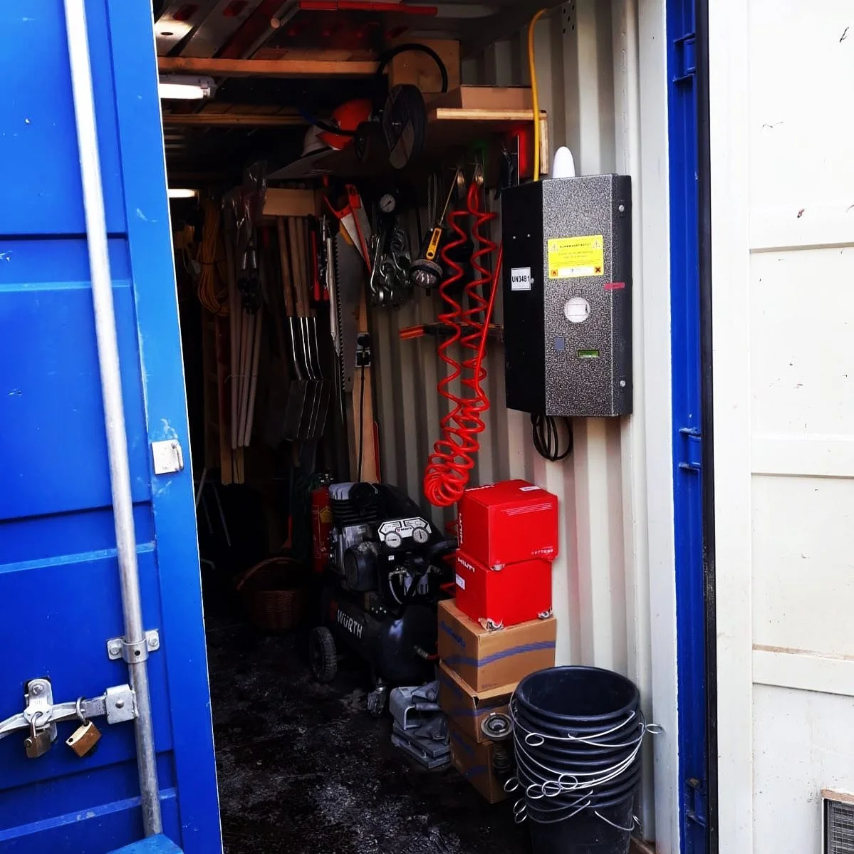 Verschiedene Schmuckstücke, hauptsächlich Halsketten und Ohrringe, auf Ausstellungsknäufen in einem Schmuckgeschäft.