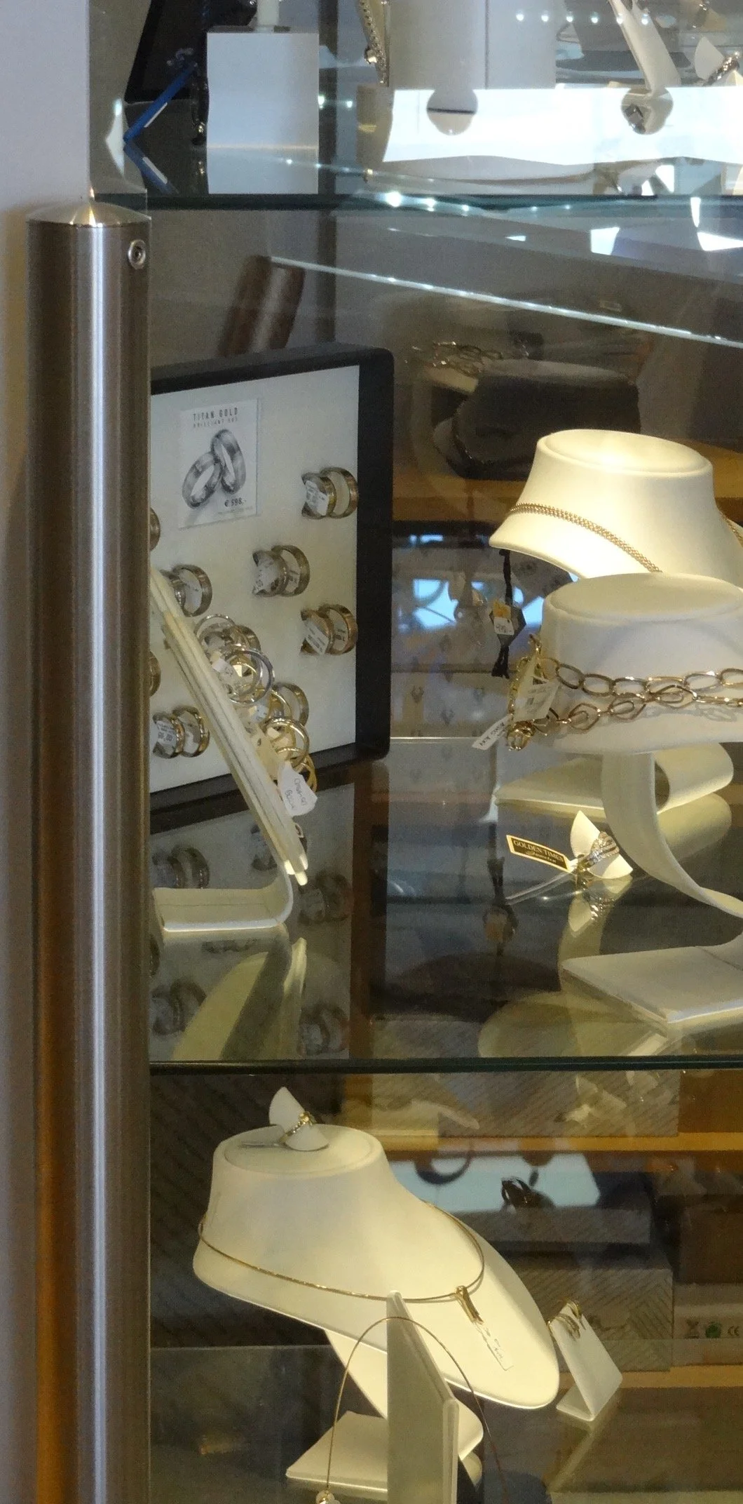 Schutzsystem HTP Systems für Juwelier. Alarmkette und Schutzsäule für Schmuck. Sicherheit gegen Einbruch und Diebstahl.