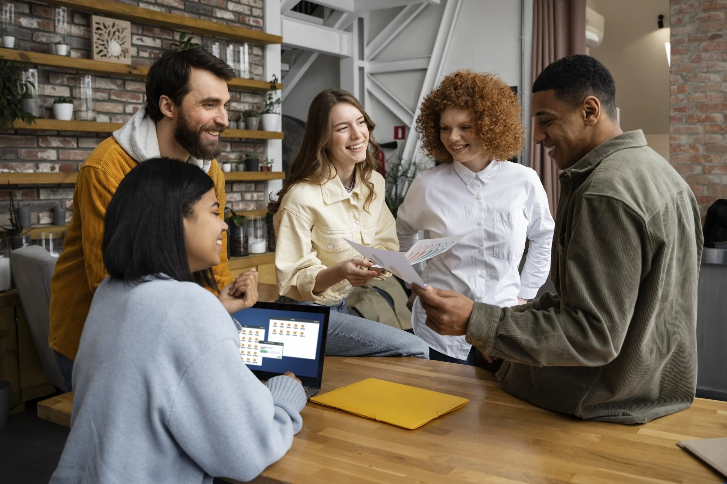 coworking-personnes-travaillant-ensemble.jpg