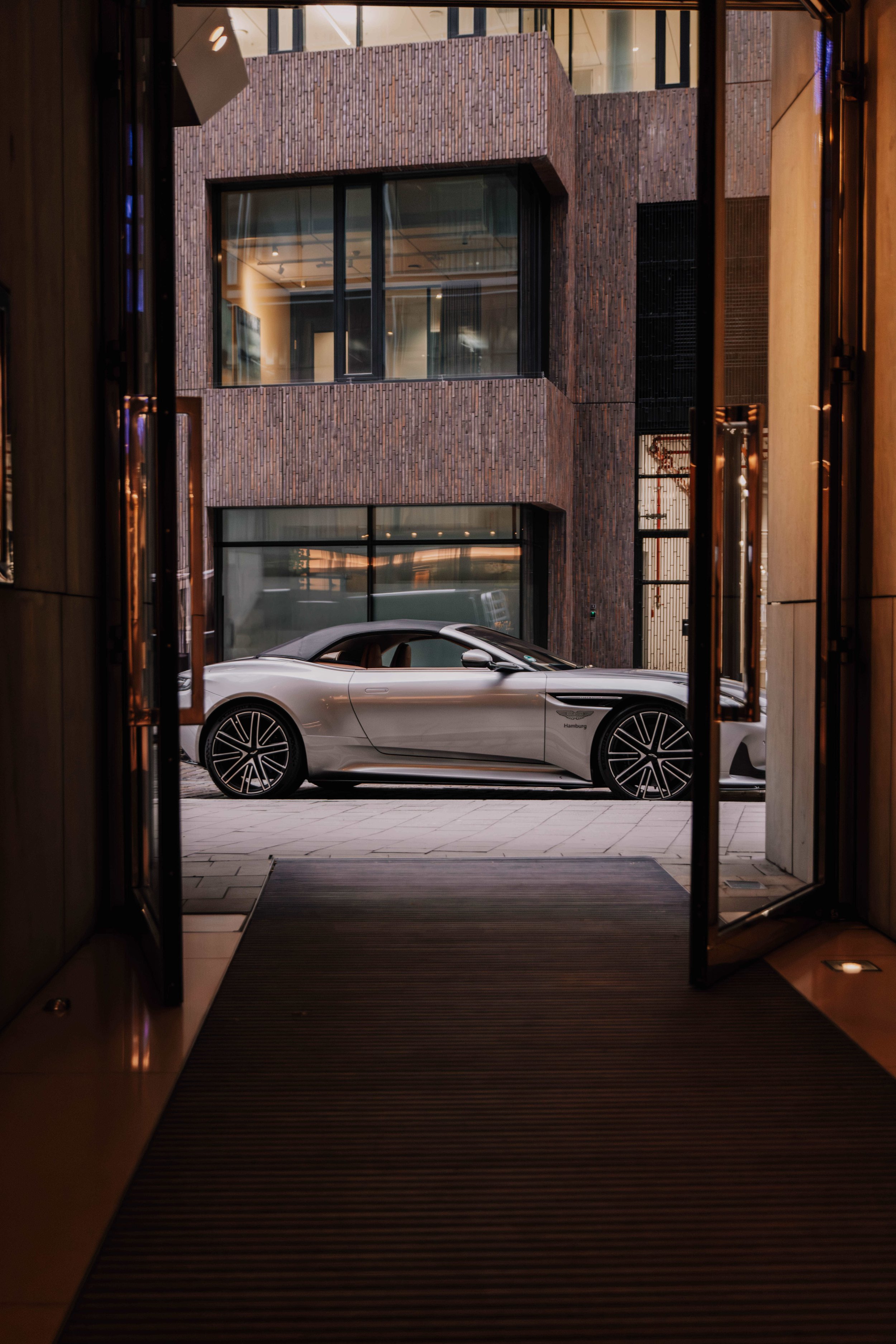 _E1A5530_AstonMartin-cmpr.jpg