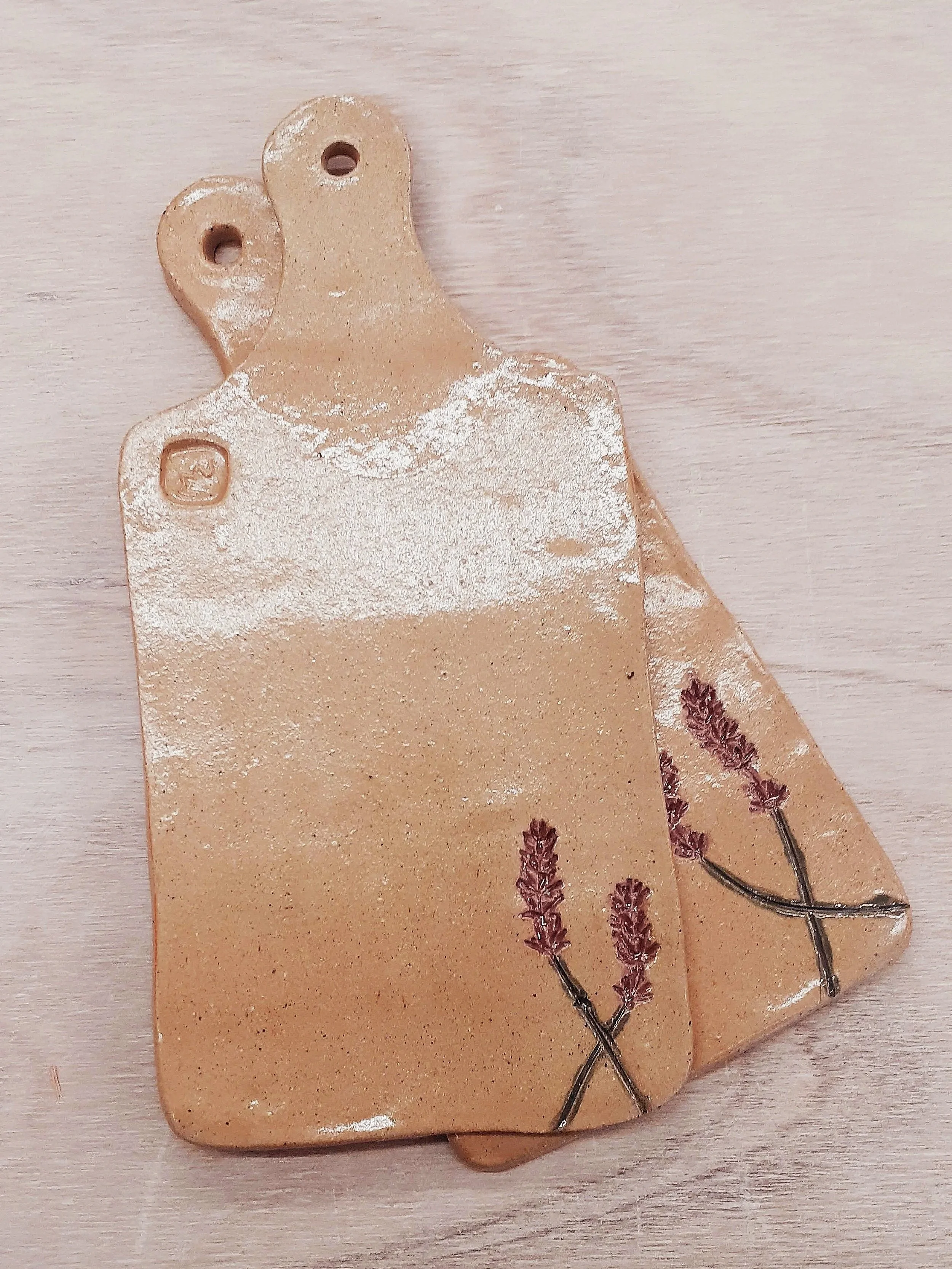 Ensemble de 2 planches à tartiner en céramique de couleur beige avec des fleurs de lavande