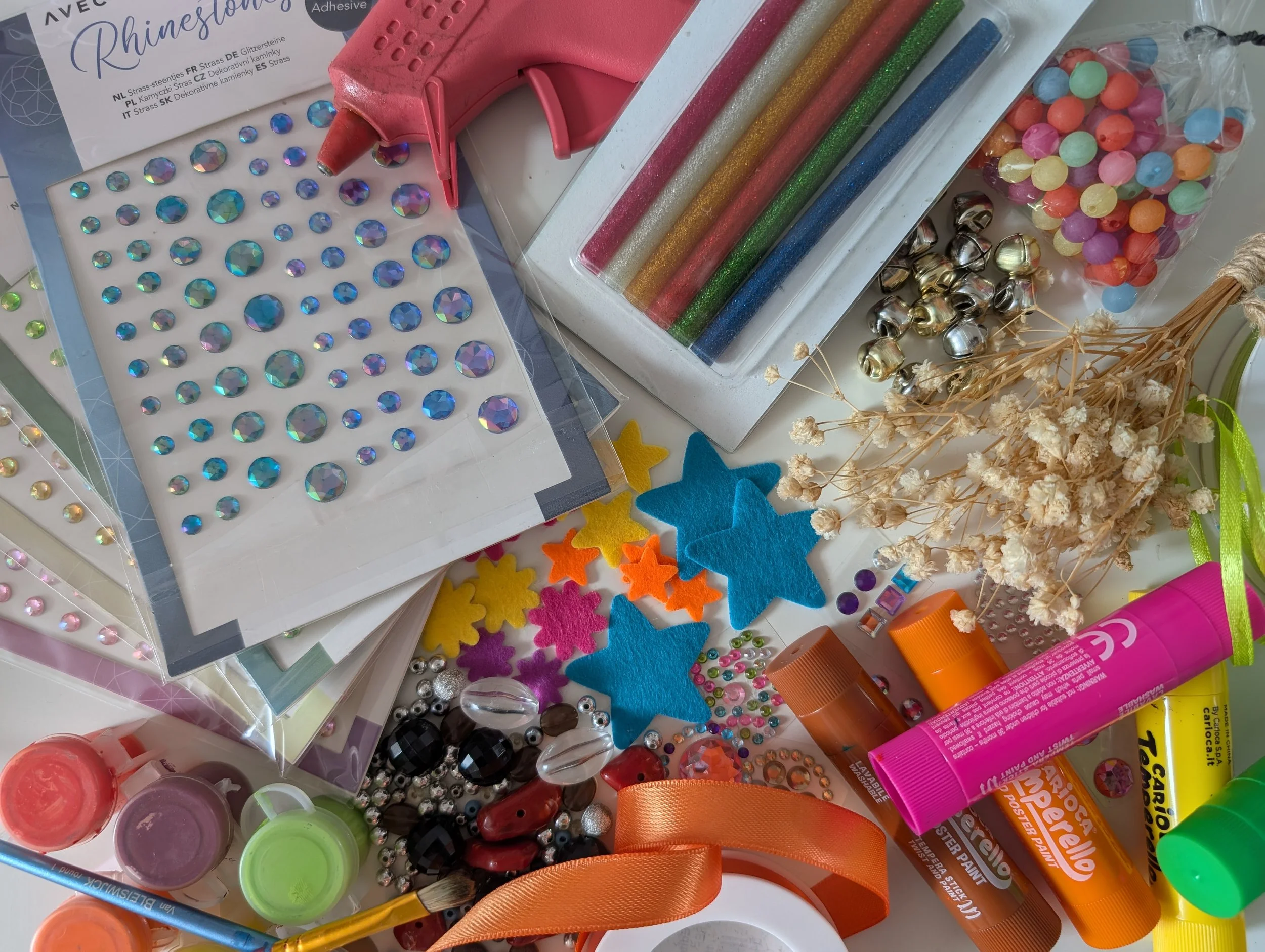 Objets de bricolage en tous genres : perles, rubans, autocollants, fleurs séchées, peintures,...