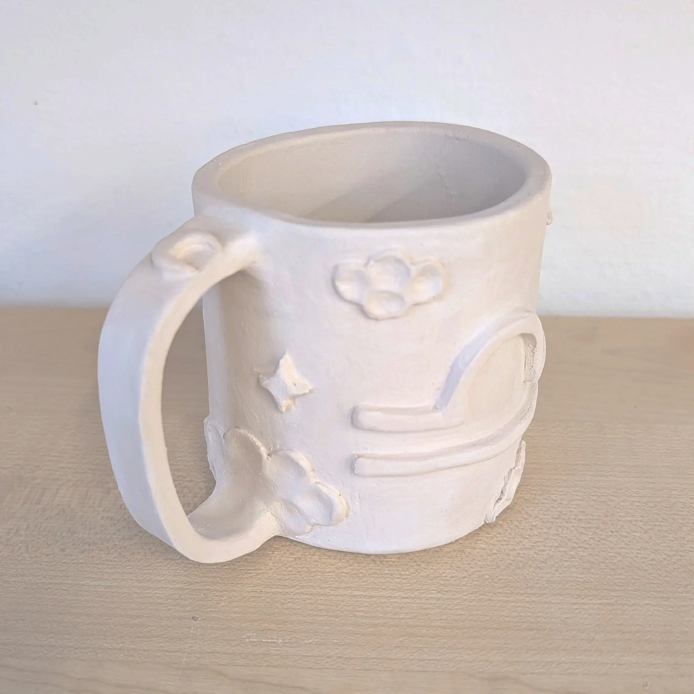 Mug en céramique blanche avec des décorations de nuages, lune, étoiles et signe astrologique de la balance