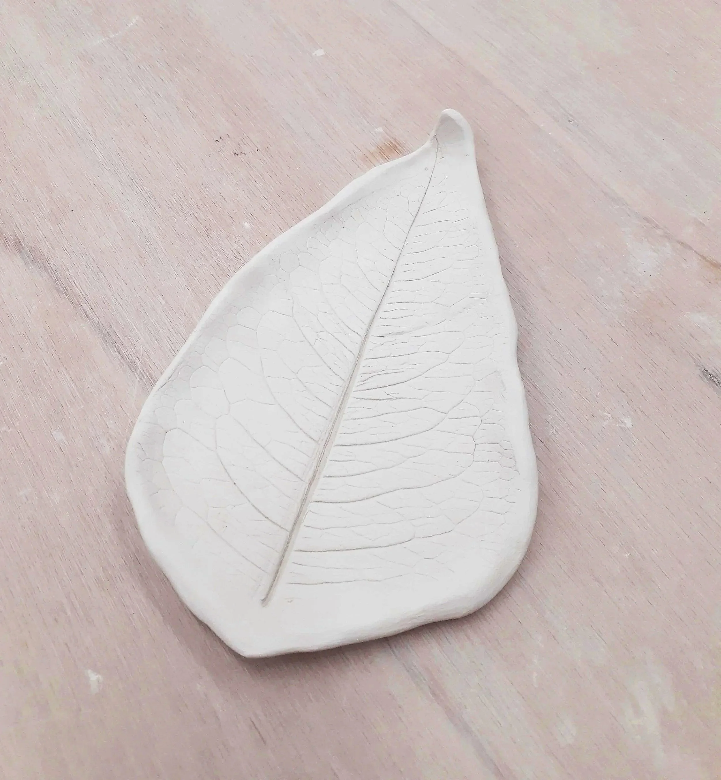 Mini plateau en céramique blanche en forme de feuille d'arbre