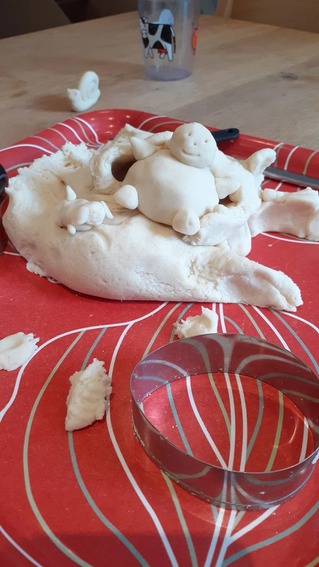 Petites sculptures en pâte à sel représentant un bonhomme tout rond et son petit chien