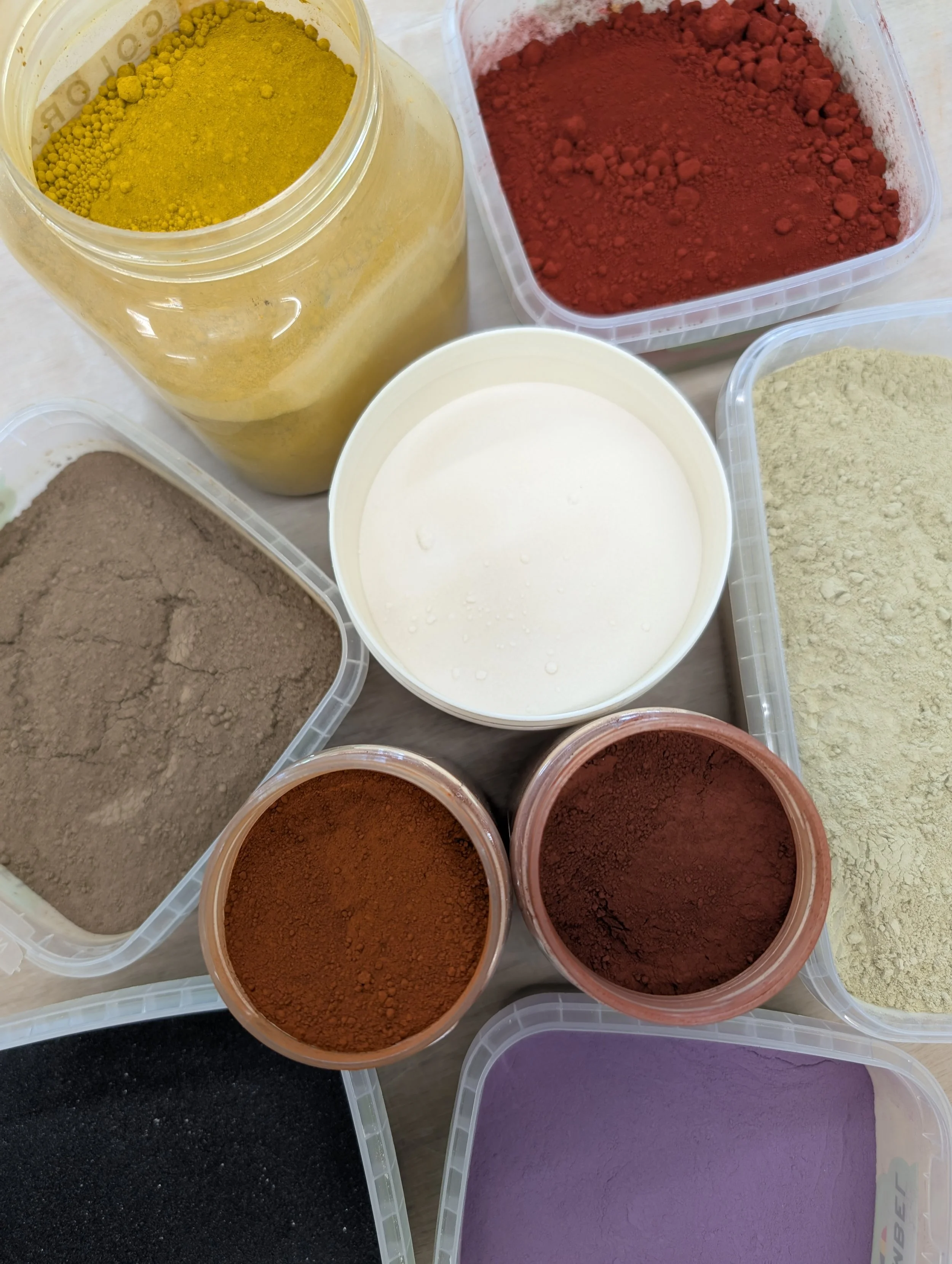 Plusieurs produits colorants en poudre aux couleurs diverses