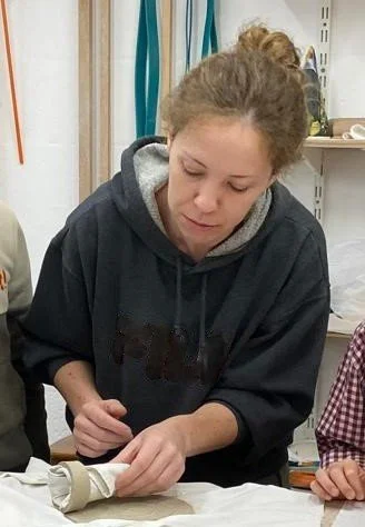 Photo de Roselyne Morre, céramiste et co-administratrice de la srl De la Terre à la Prise