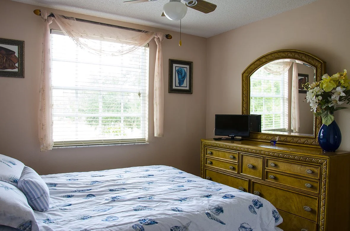 Queen bed 1 - small.jpg