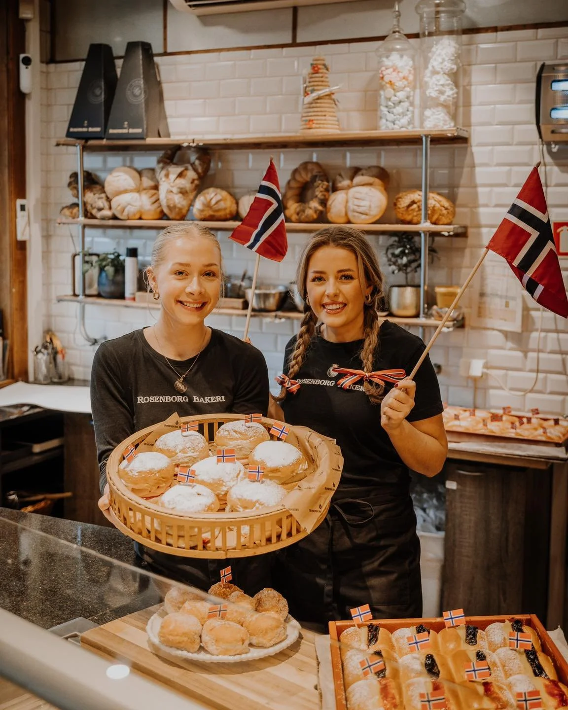 Rosenborg Bakeri kjører på med en skikkelig fastelavnsfest π₯³π³π΄ Om du har lyst på noen skikkelig digge fastelavnsboller, ta turen innom dem hos oss på LadeTorget βοΈ Du kan velge mellom en frisk variant med deilig bringeb&ae