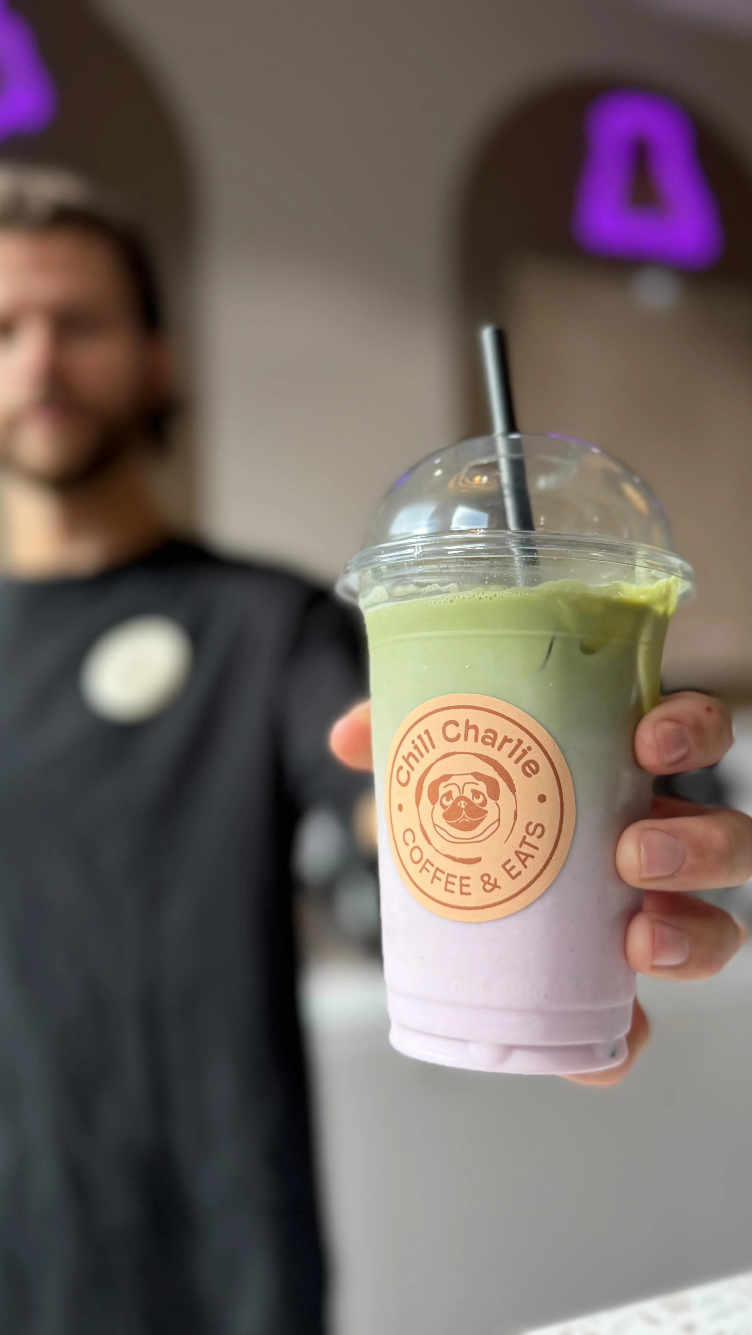 Jordbær Matcha ble en skikkelig sommerfavoritt hos @chillcharlie – og ja, den blir med videre!👏🏼
Den er både god og sunn, så hvorfor ikke kose seg med den hele høsten også? 🍓🍵
Visste du forresten at matcha er