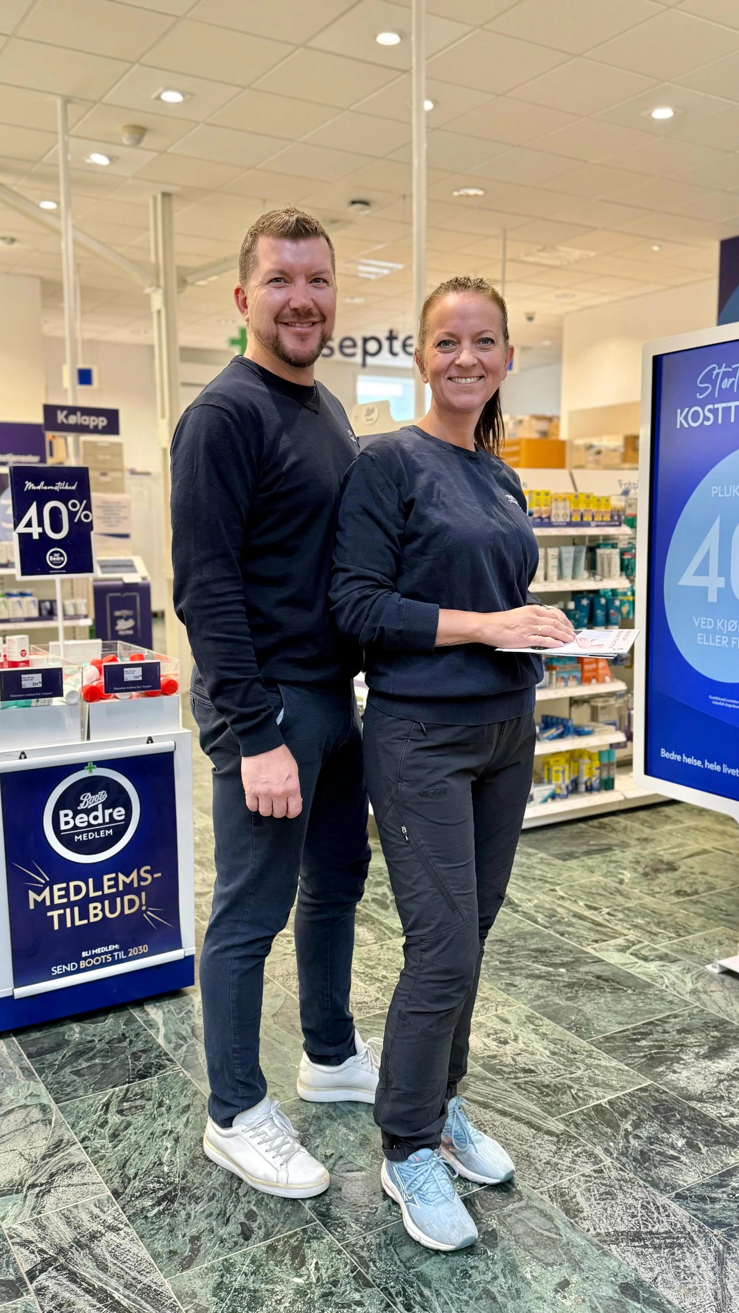 👋🏼Møt Elin og Arthur!😀
De er Homecare-sykepleiere hos Boots apotek Ladetorget og hjelper kunder med medisinsk forbruksmateriell – alt fra stomiutstyr og kateter til ernæring, inkontinensprodukter og sårbehandling med mer.