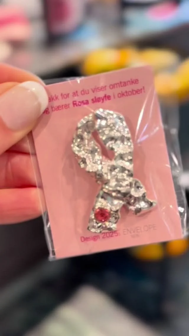 ✨ Har du sikret deg årets Rosa sløyfe-pin?
@mestergronn_ladetorget på Ladetorget har fått påfyll – men det er bare noen få igjen 💕
Visste du at Mester Grønn har støttet Rosa sløyfe-aks