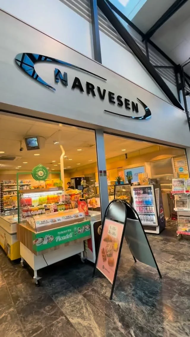 I helga feirer vi Kanelbollens dag på Ladetorget! 🥳
Den klassiske svenske kanelbollen er mer enn bare bakst – den er et symbol på kos, fellesskap og den gode fika-tradisjonen.
Hos oss på Ladetorget får du rykende fersk