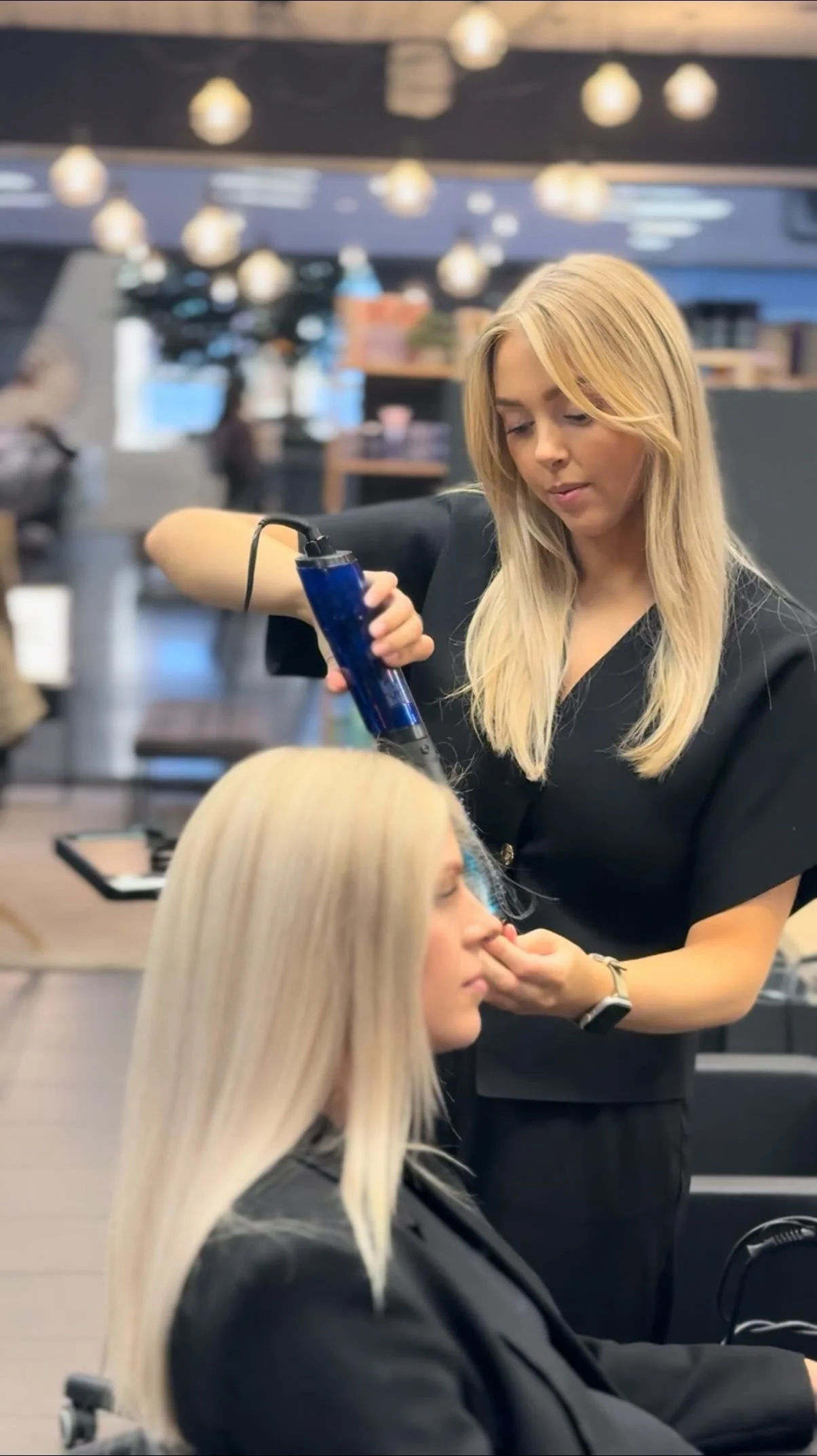 Hverdagsmagi i salongen ✨
Se de dyktige frisørene i aksjon – klipp, farge og styling med lidenskap for faget.
Kanskje det er din tur til litt ny glød i høstferien? 💖
📅 Book din time i dag – @blikkfrisor