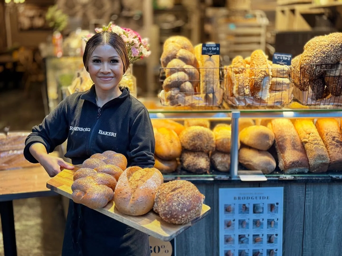👋🏼Hei alle sammen! Det er Verdens Brøddag! 🍞
I dag Torsdag 16.oktober feirer vi på Rosenborg Bakeri Ladetorget med 30 % rabatt på alle brød! 🥪
Alle brødene våre er bakt med ekte surdeig – og det merke