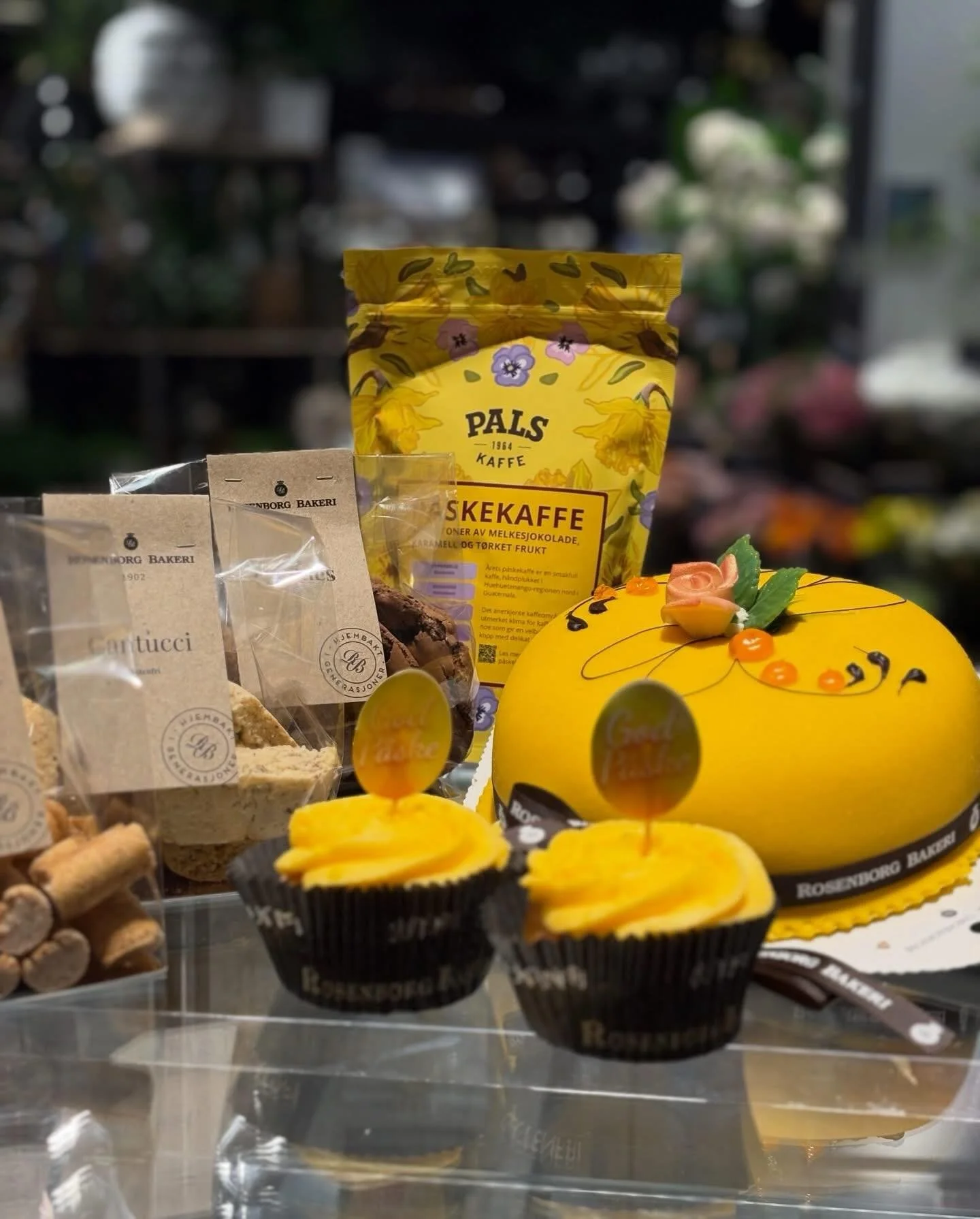 Velkommen til byp&aring;ske hos Rosenborg Bakeri 🐣💛
Hos oss finner du deilige kaker til gjestene og god kaffe til solveggen ☀️
Stikk innom for en hyggelig handel &ndash; vi &oslash;nsker deg en riktig god p&aring;ske 💛🐣✨ @rosenborgbakeri.ladetorg
