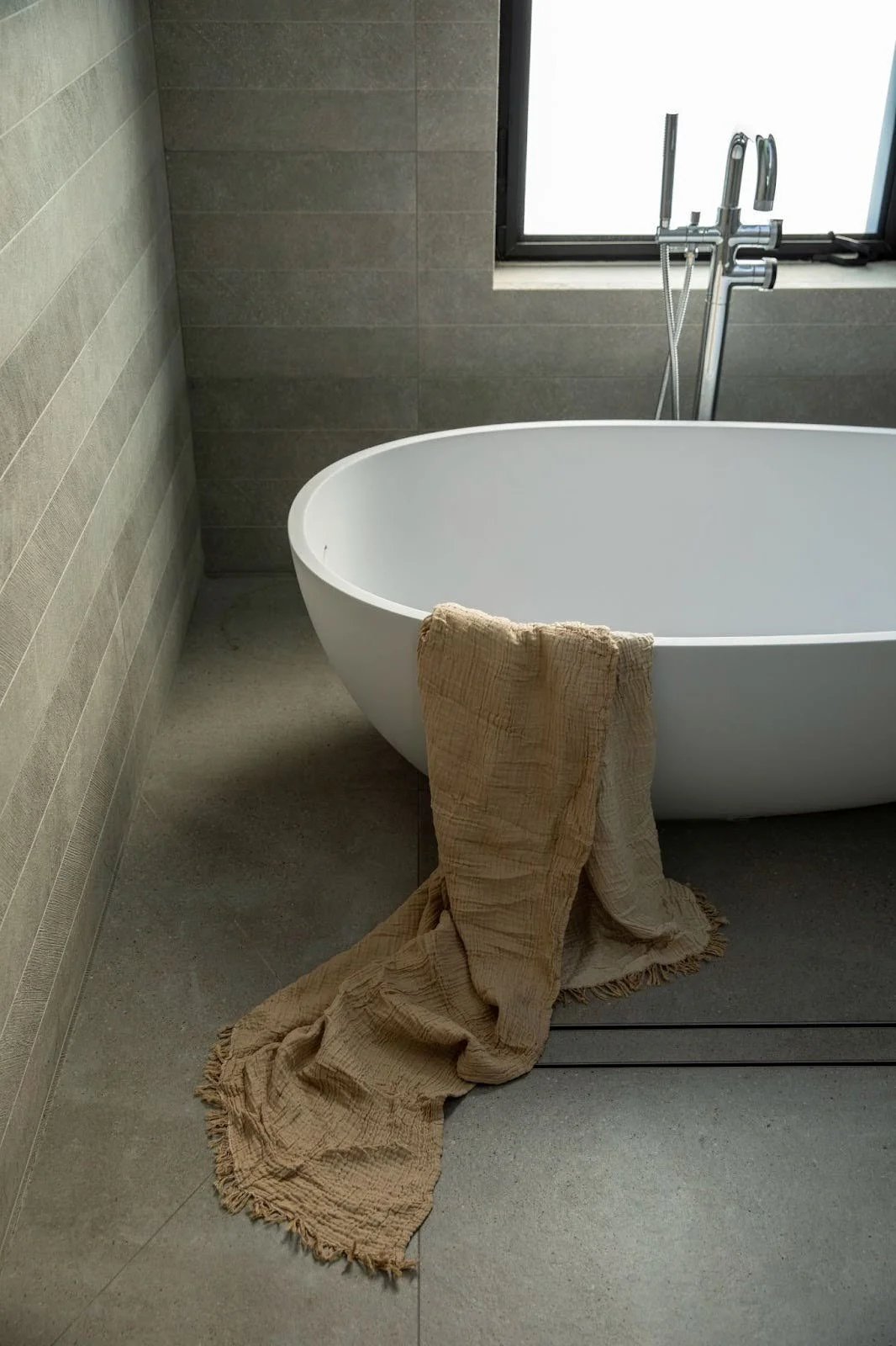 Cool stone, soft light, quiet peace. A bathroom designed for restoration. 🤍

Builder: @rdm_general_contractors

#AndersLasaterArchitects
#ExceptionalLiving
#LagunaBeachArchitecture
#OrangeCountyHomes
#LuxuryHomeDesign
#TimelessArchitecture
#Inspired