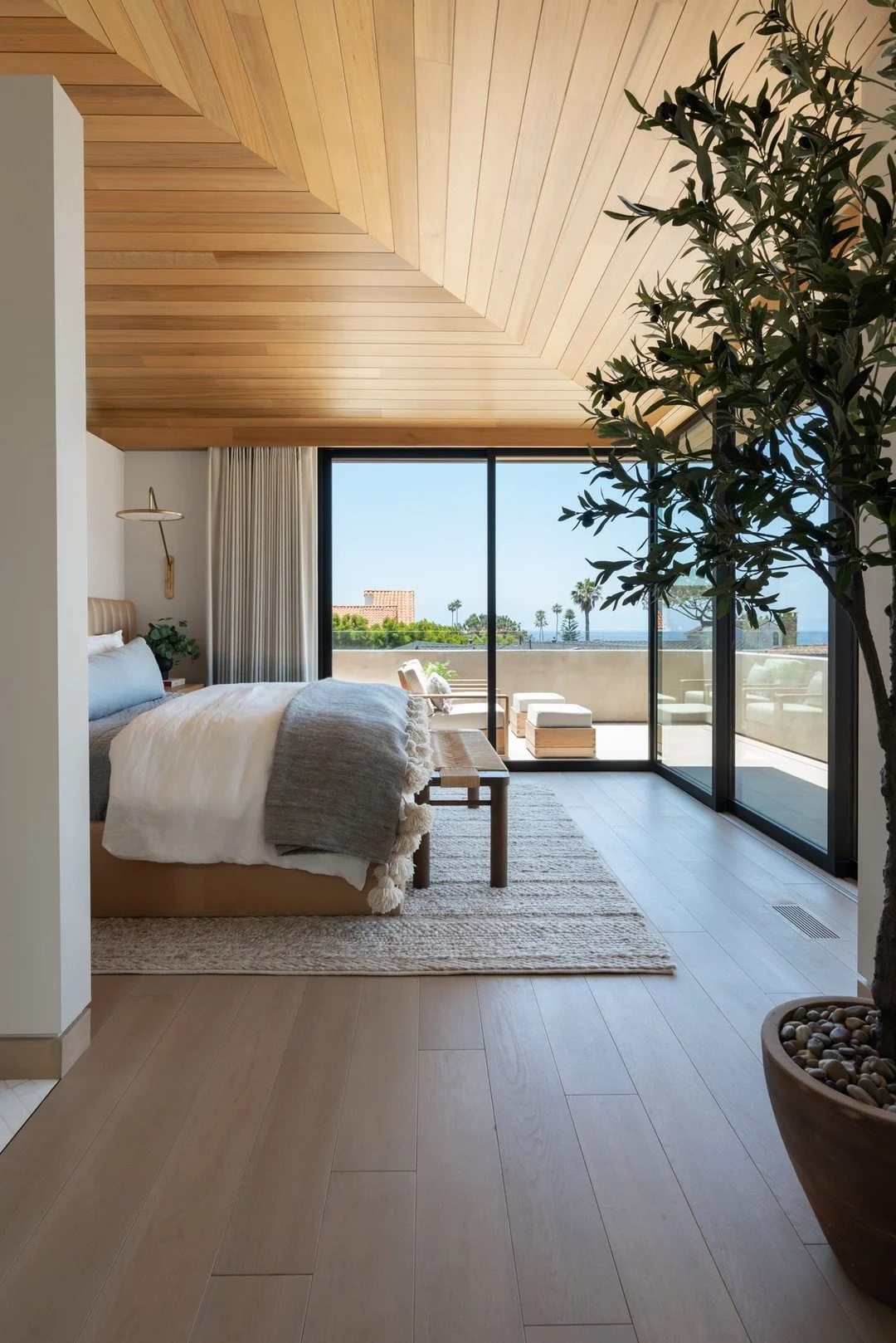 Sliding glass, endless views &mdash; design that invites the outdoors in.

Interior Designer: @Benedictaugust
Photography: Reagan Taylor

#AndersLasaterArchitects
#ExceptionalLiving
#LagunaBeachArchitecture
#OrangeCountyHomes
#LuxuryHomeDesign
#Timel