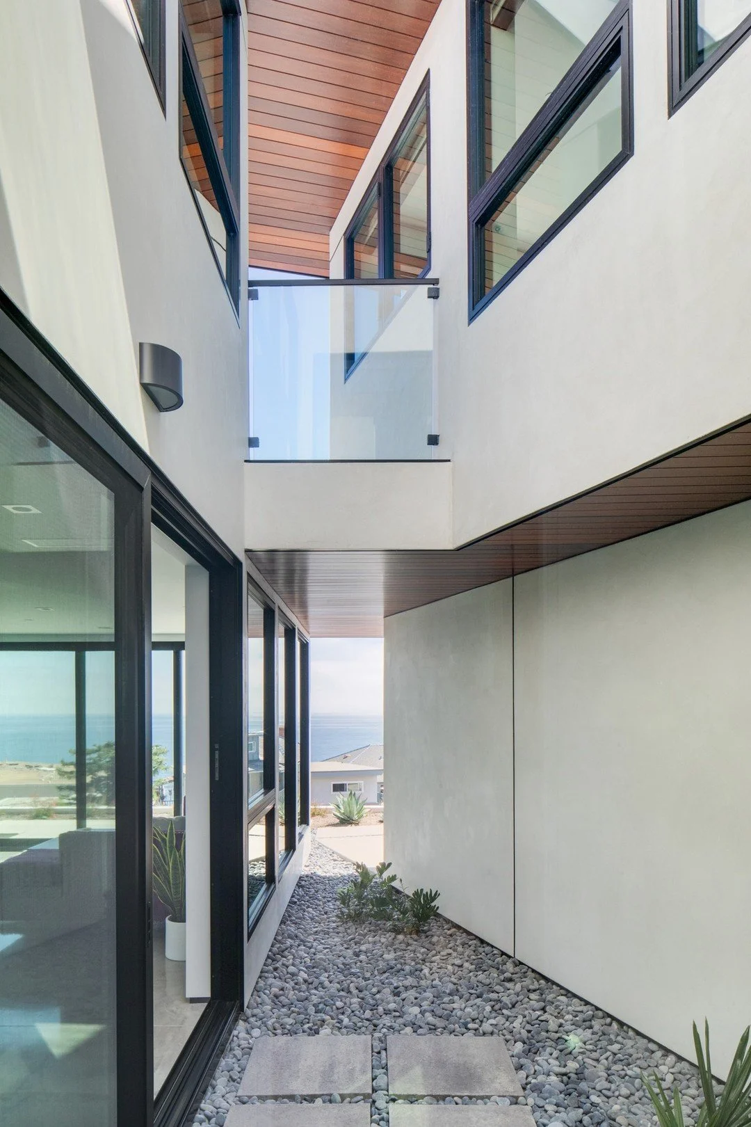 Where Coast Highway energy meets ocean serenity.

This 020 AIAOC People&rsquo;s Choice Award-winning duplex turned a tricky infill lot into a sun-drenched coastal retreat. This central atrium invites light and sea air into every corner, creating a ho