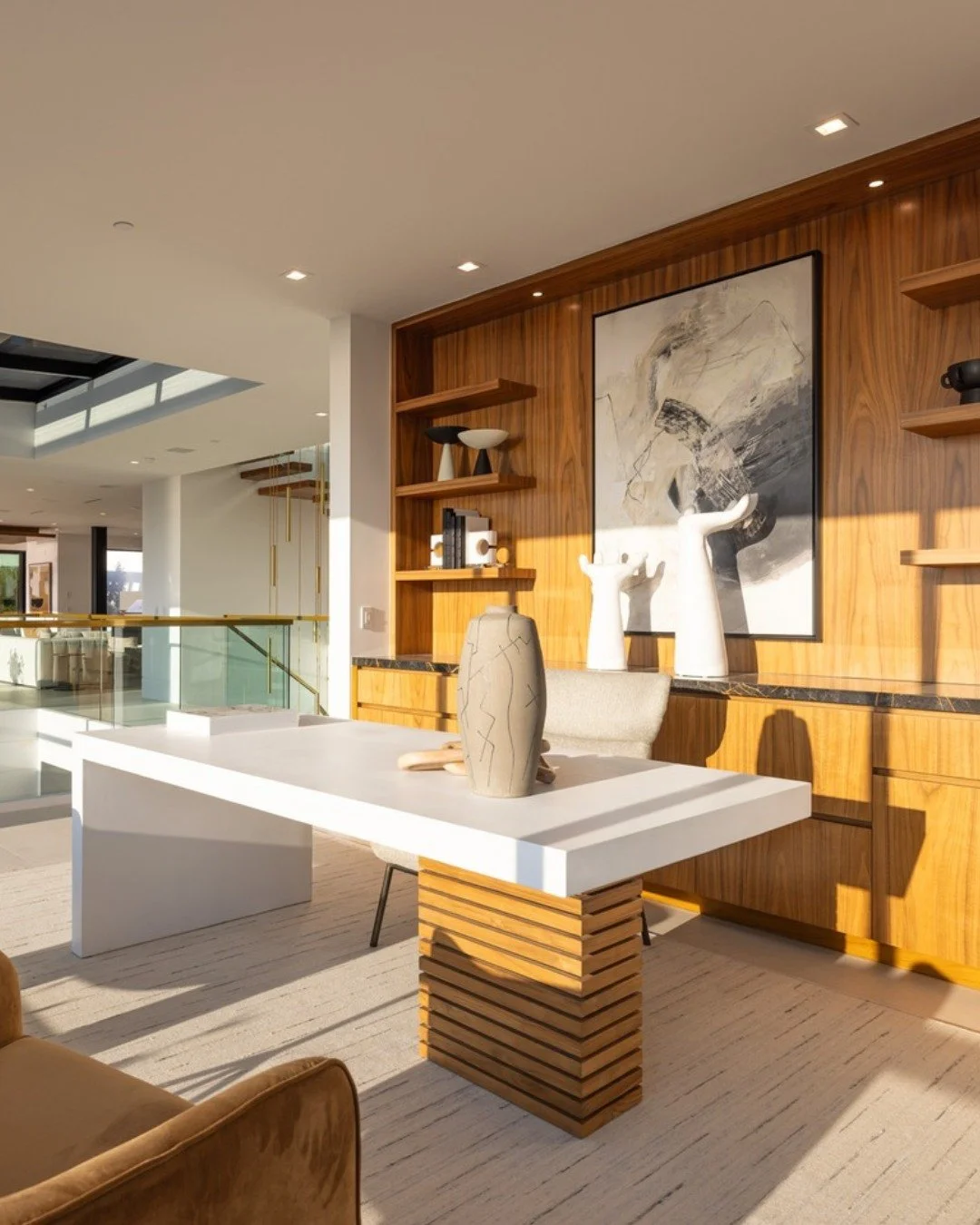 Work from home never looked this good. Enjoy the ocean views while staying connected to the living room, dining area, and pool just beyond. 

📷 : Photos by Brandon

#AndersLasaterArchitects
#ExceptionalLiving
#LagunaBeachArchitecture
#OrangeCountyHo