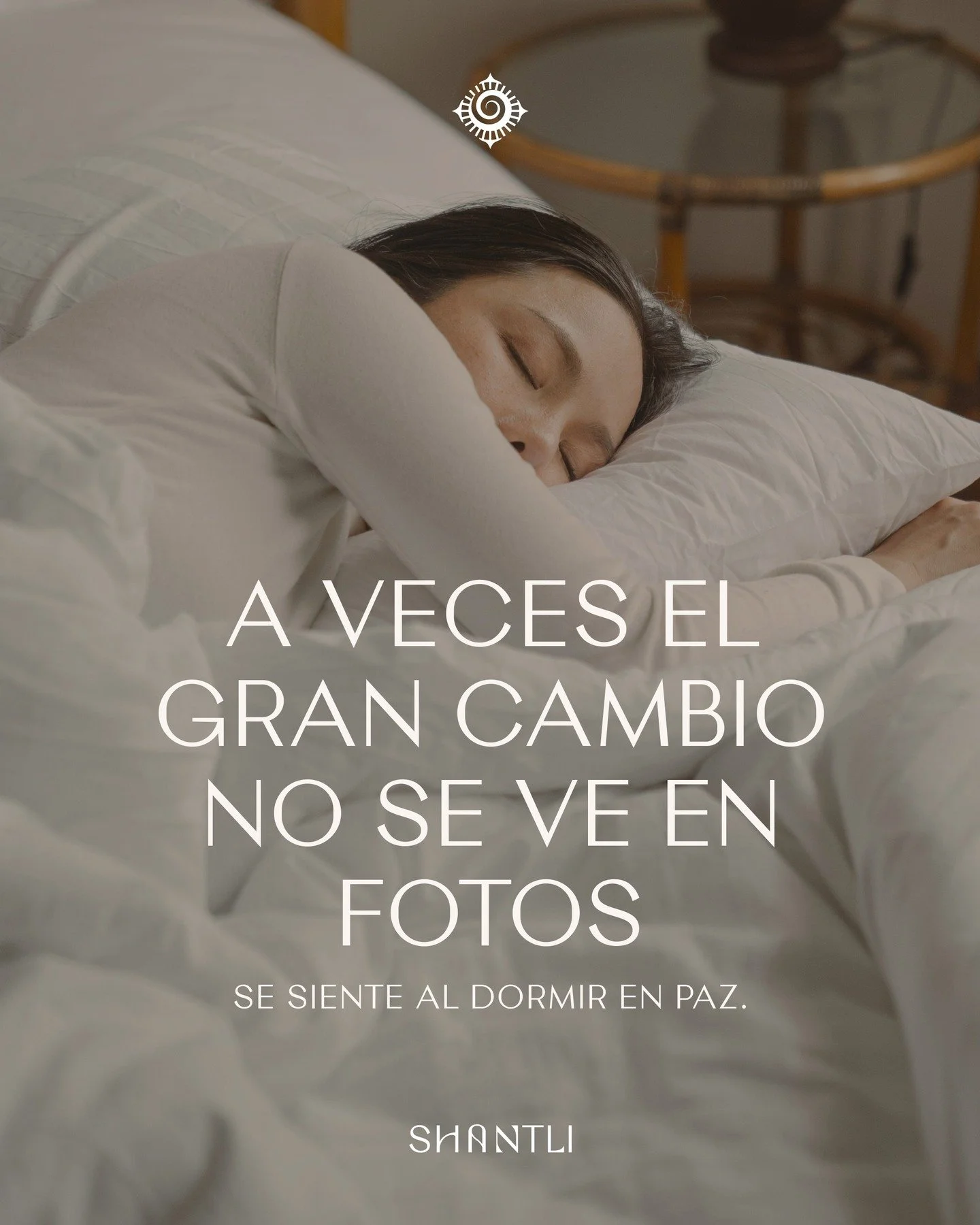 Anoche me pas&oacute; algo simple y poderoso: apagu&eacute; la luz y al acostarme sent&iacute; **paz 🕊️**. No fue un d&iacute;a perfecto. Corr&iacute;, me distraje, quedaron pendientes sin cerrar. Hubo ruido afuera y adentro. En la tarde apareci&oac