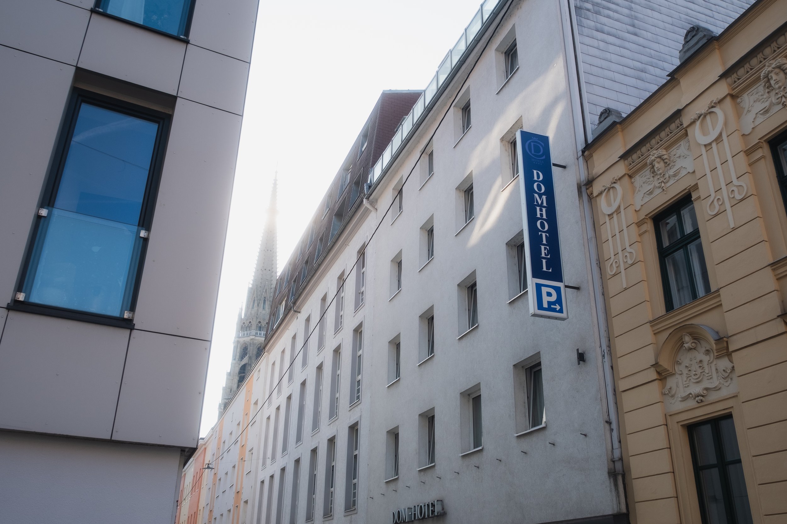 Außenansicht des Dom-Hotel Linz mit Mariendom