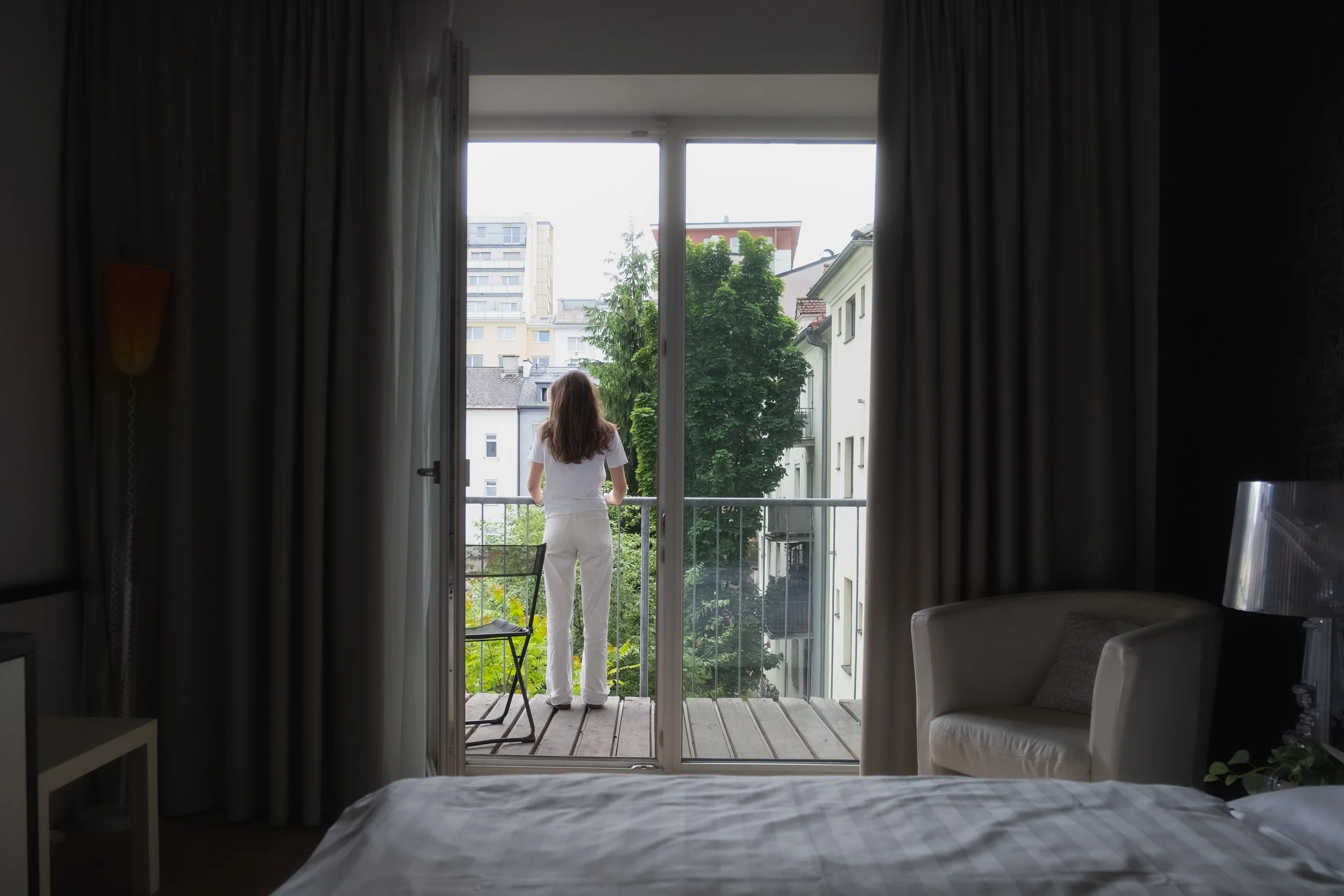 Hotelzimmer mit Balkon zum ruhigen Innenhof im City-Hotel Linz