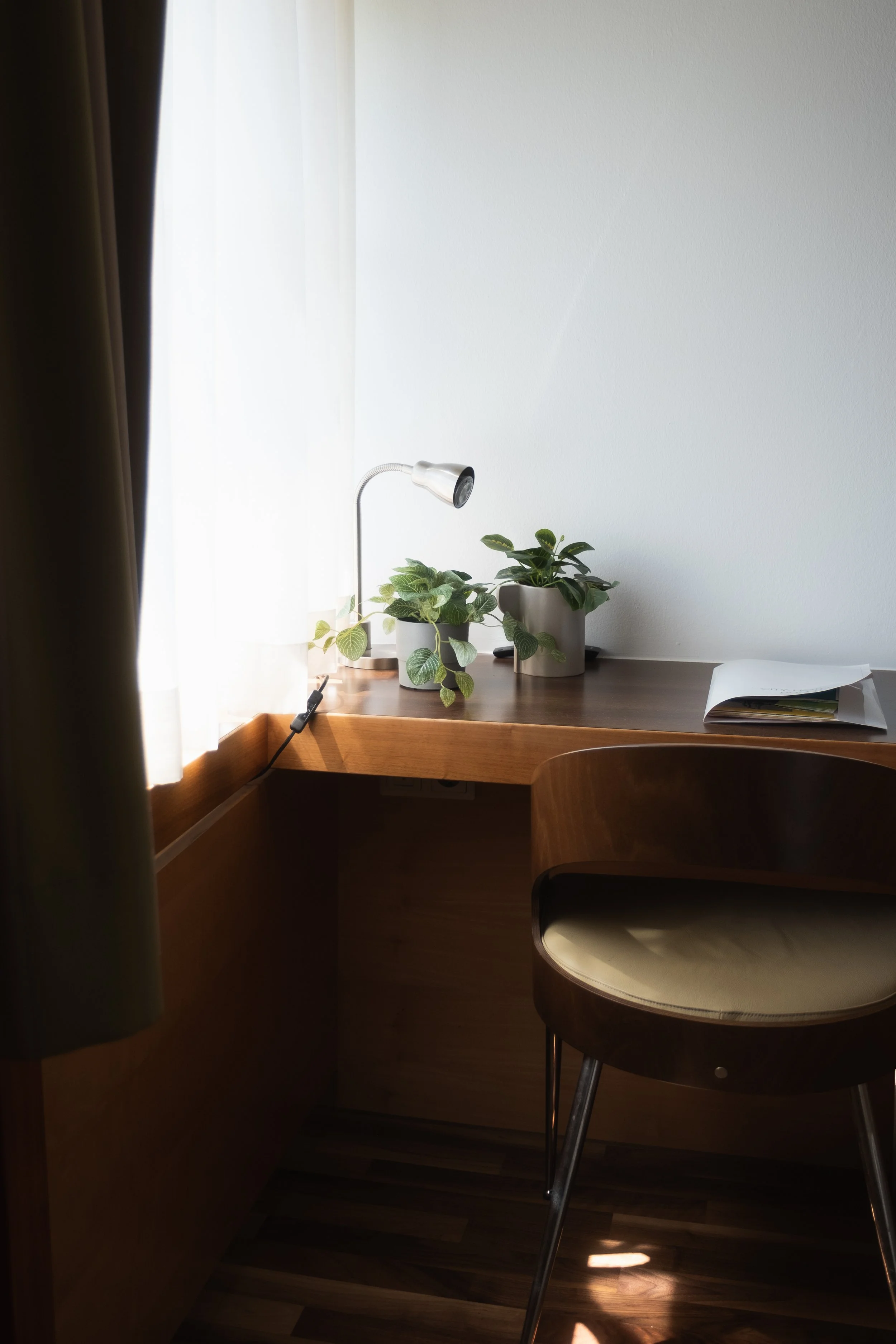 Schreibtisch und Arbeitsbereich in einem Zimmer im City-Hotel Linz