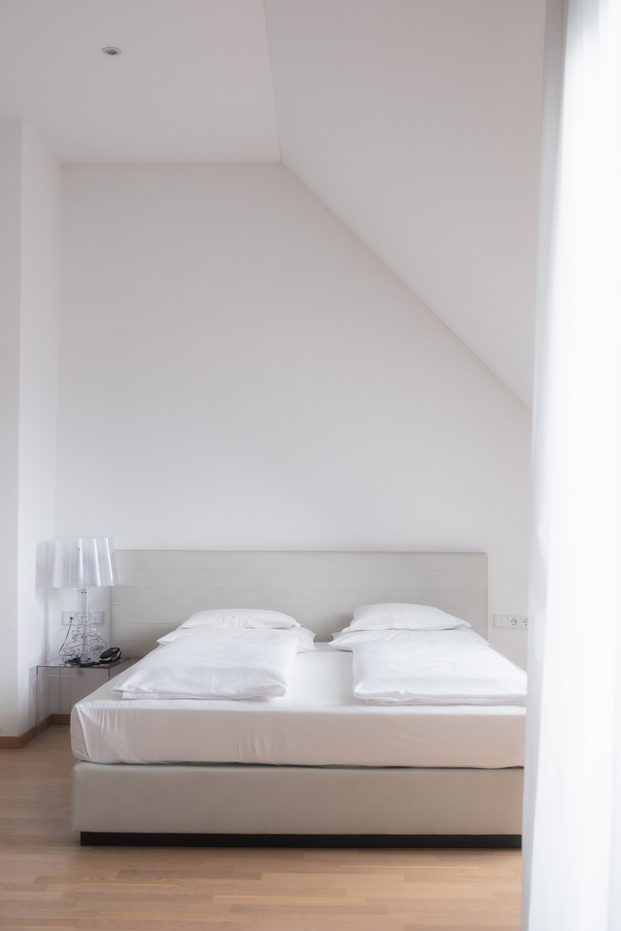 Helles, modernes Doppelzimmer mit zwei Betten im City-Hotel Linz