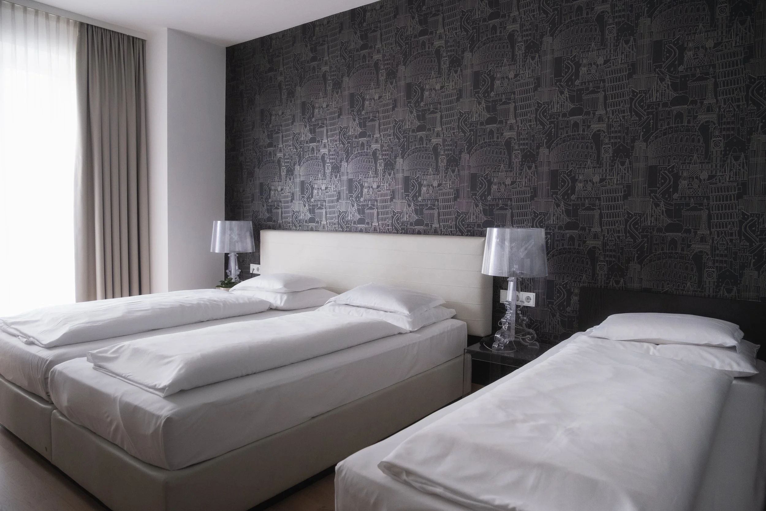 Modernes Dreibettzimmer im City-Hotel Linz