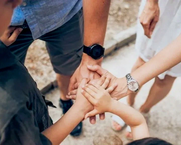 amanda-oshea-funeral-family-hands-together