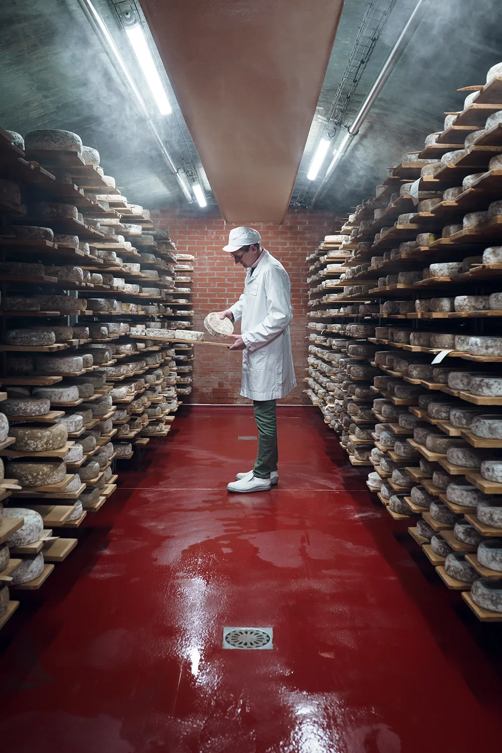 Photographie d'un fromager réalisée par Busche Studio, photographe et vidéaste à Annecy et Genève.