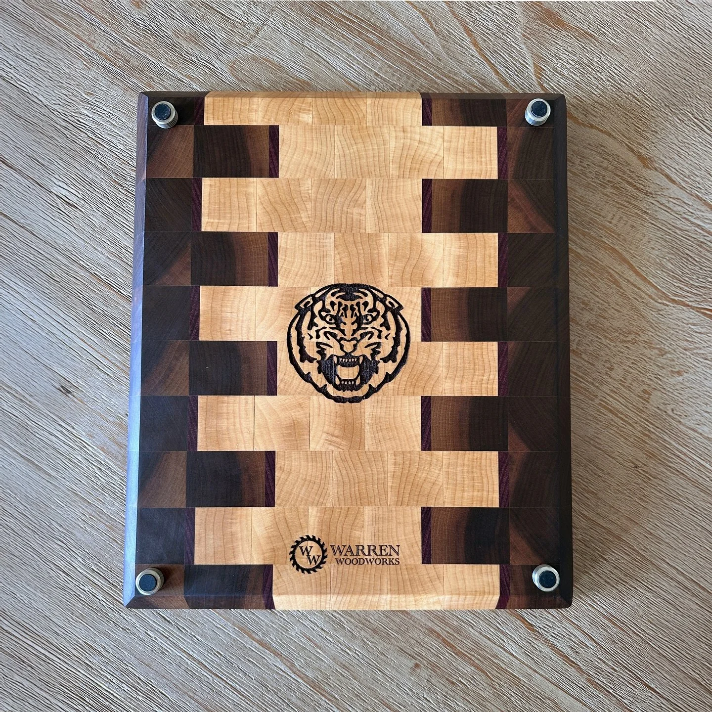 A fierce blend of craft and tradition. 🐅
This end-grain cutting board brings together walnut, maple, and purpleheart in a bold checkered pattern, anchored by the iconic LSU Tiger at its heart. Durable enough for daily prep, striking enough to be the