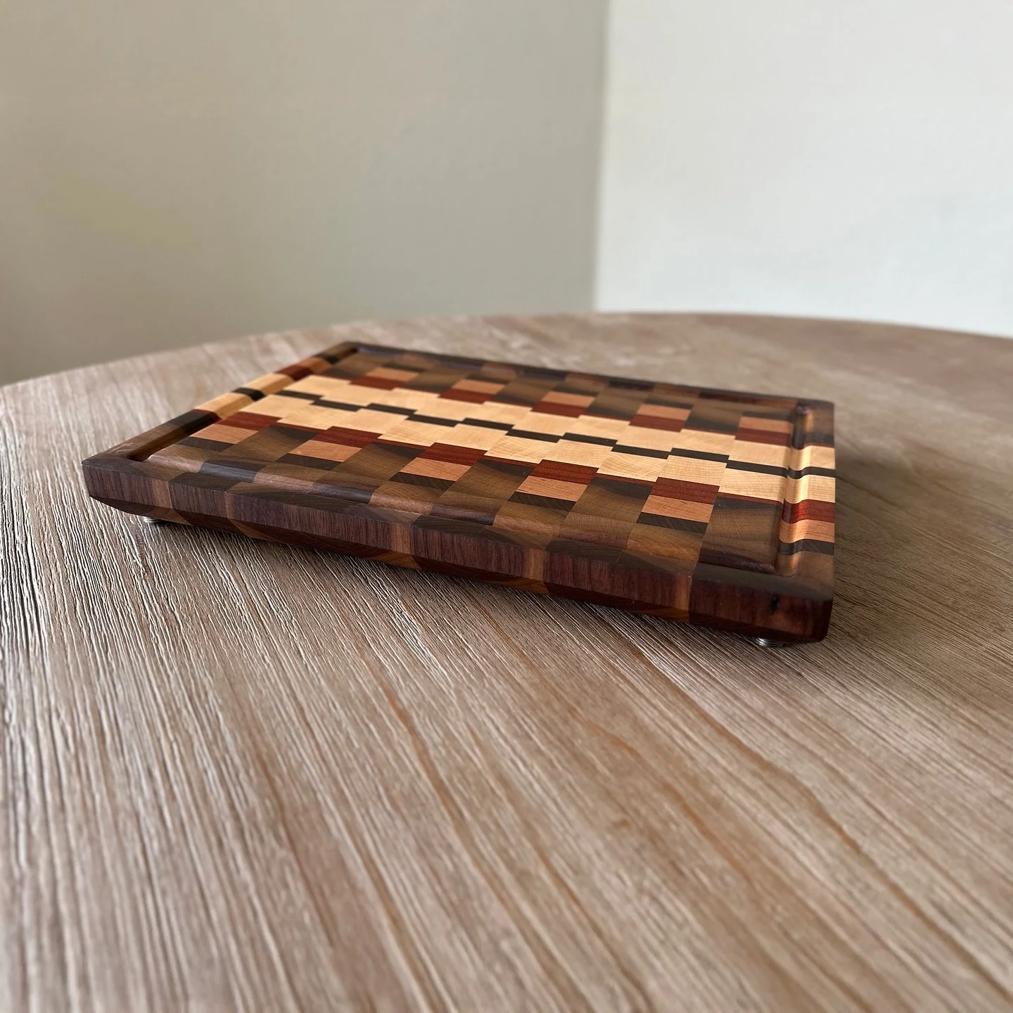Texas pride meets craftsmanship 🤘
This 16” x 10.5” board is built from walnut, cherry, maple, and bold padauk. Complete with beveled edges, a juice groove, stainless steel feet, and a Longhorn logo ready to shine. Tough enough for daily