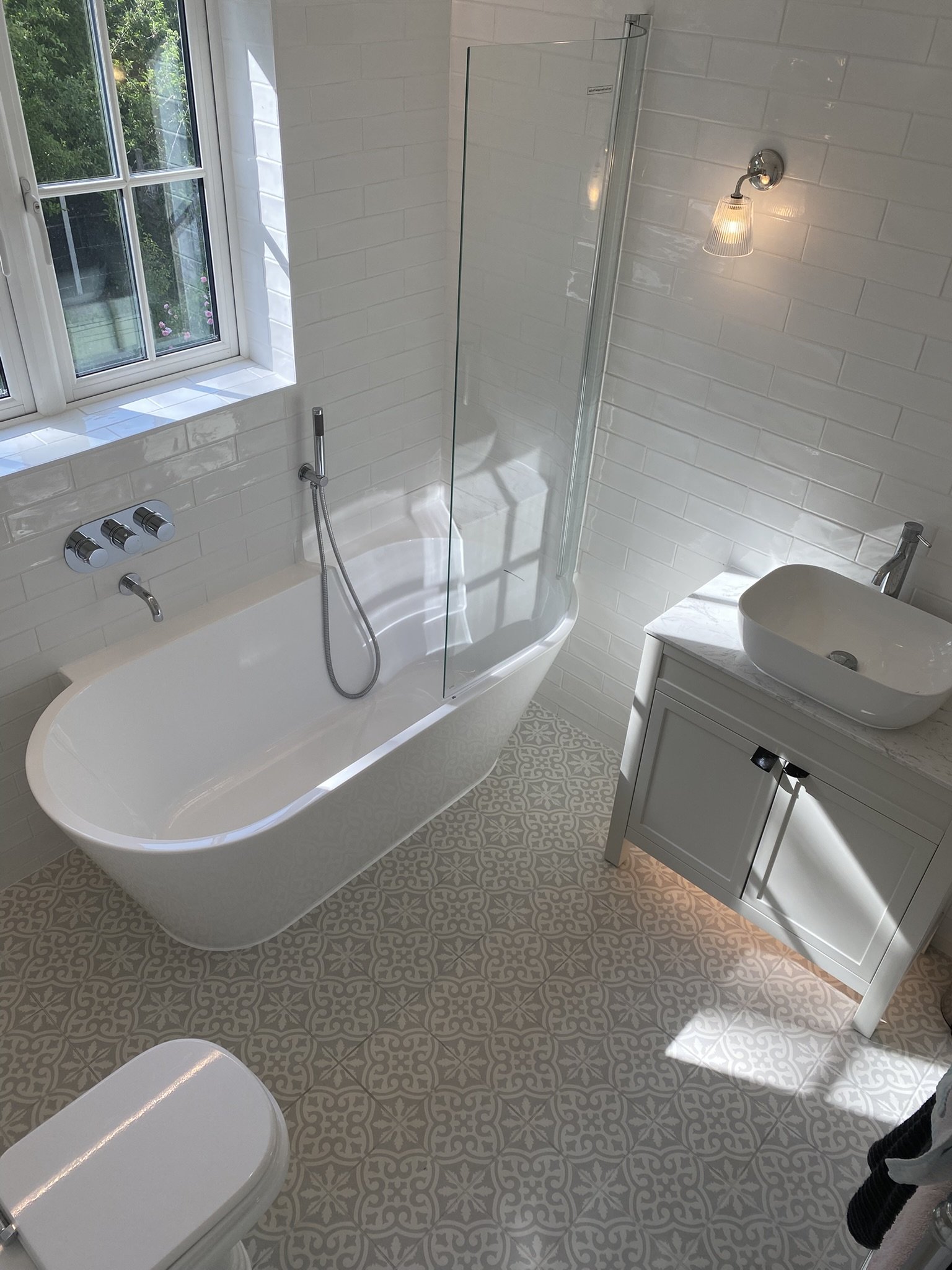 Clean white bathroom suite