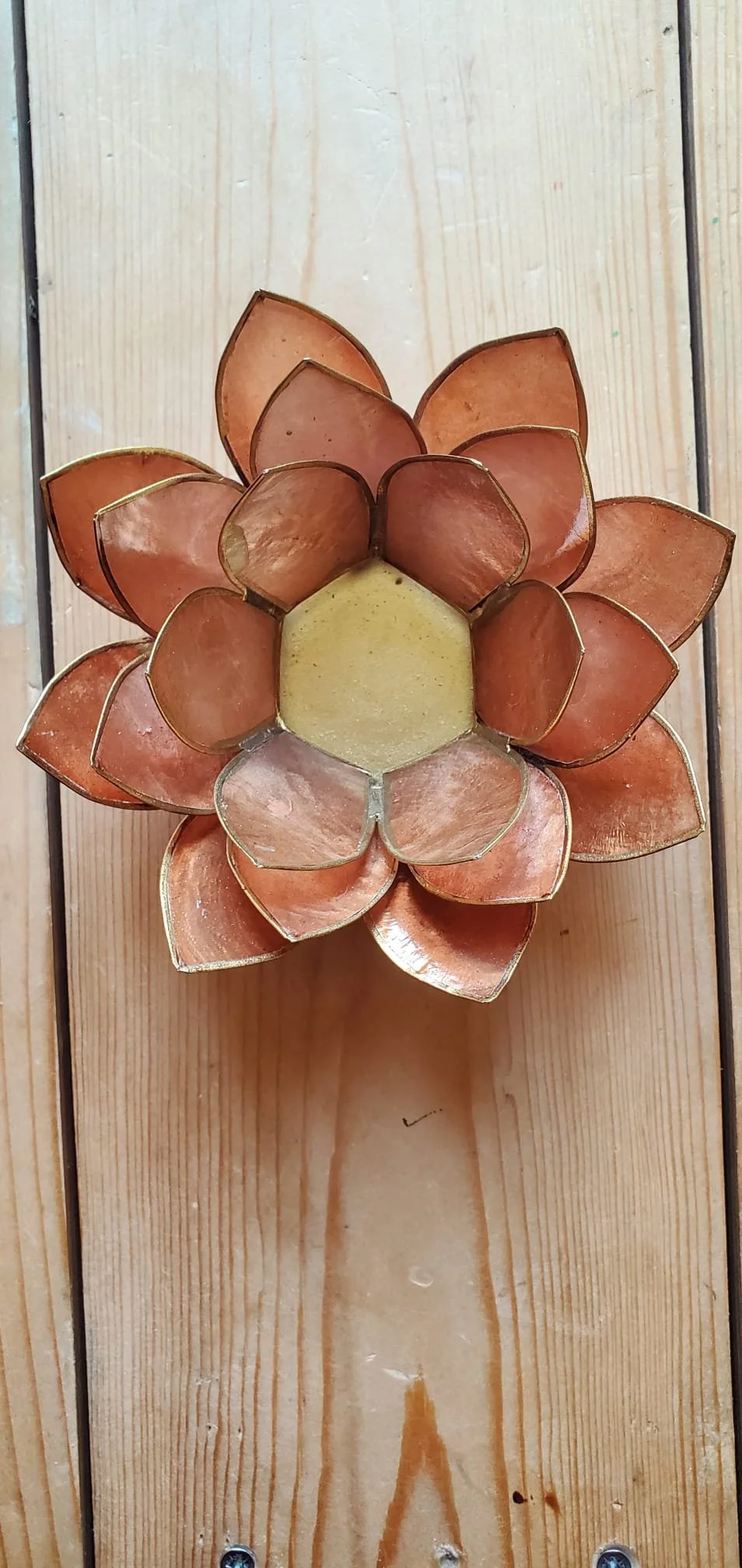 Bougeoir fleur de lotus en coquille de Capiz - beige fumé