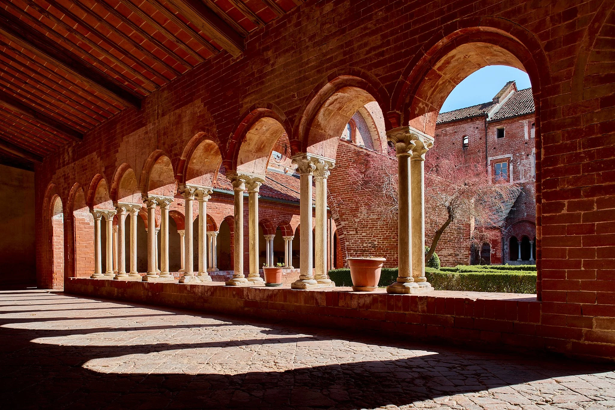 Abbazia di Staffarda, Architettura, materia e luce dal 1135 