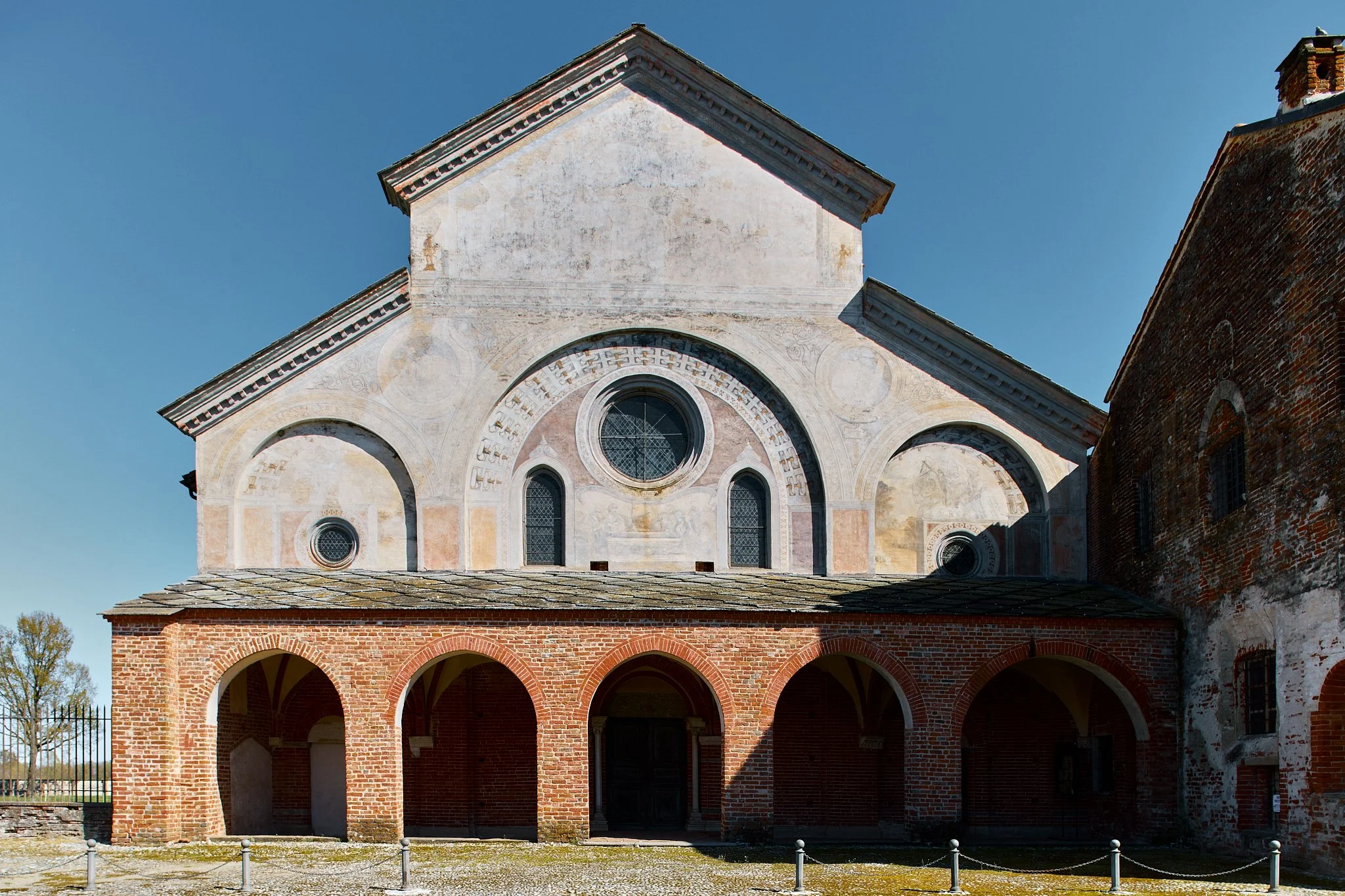 esterno chiesa Abbazia di Staffarda architettura romanica piemontese