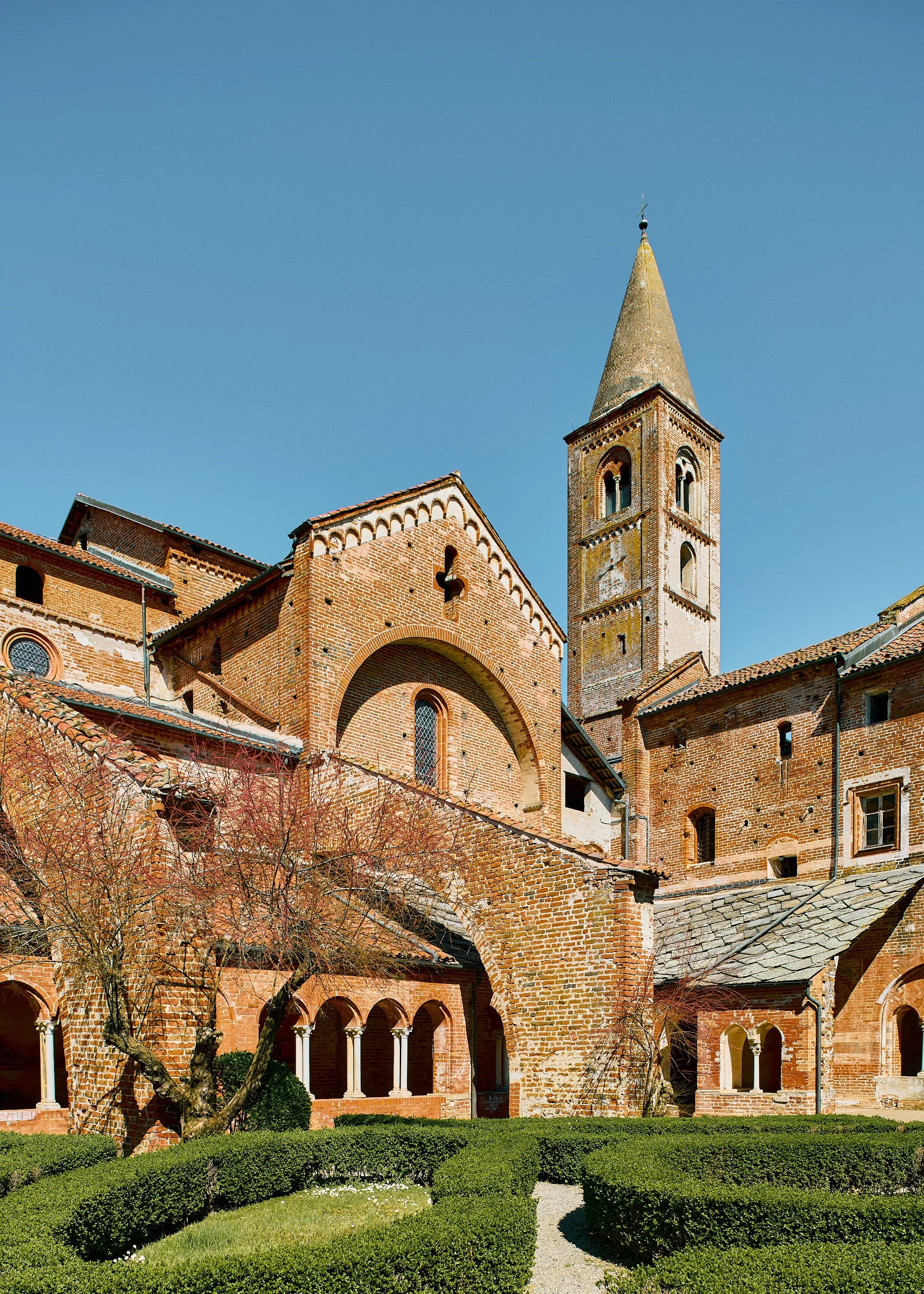 Abbazia di Staffarda chiostro architettura cistercense