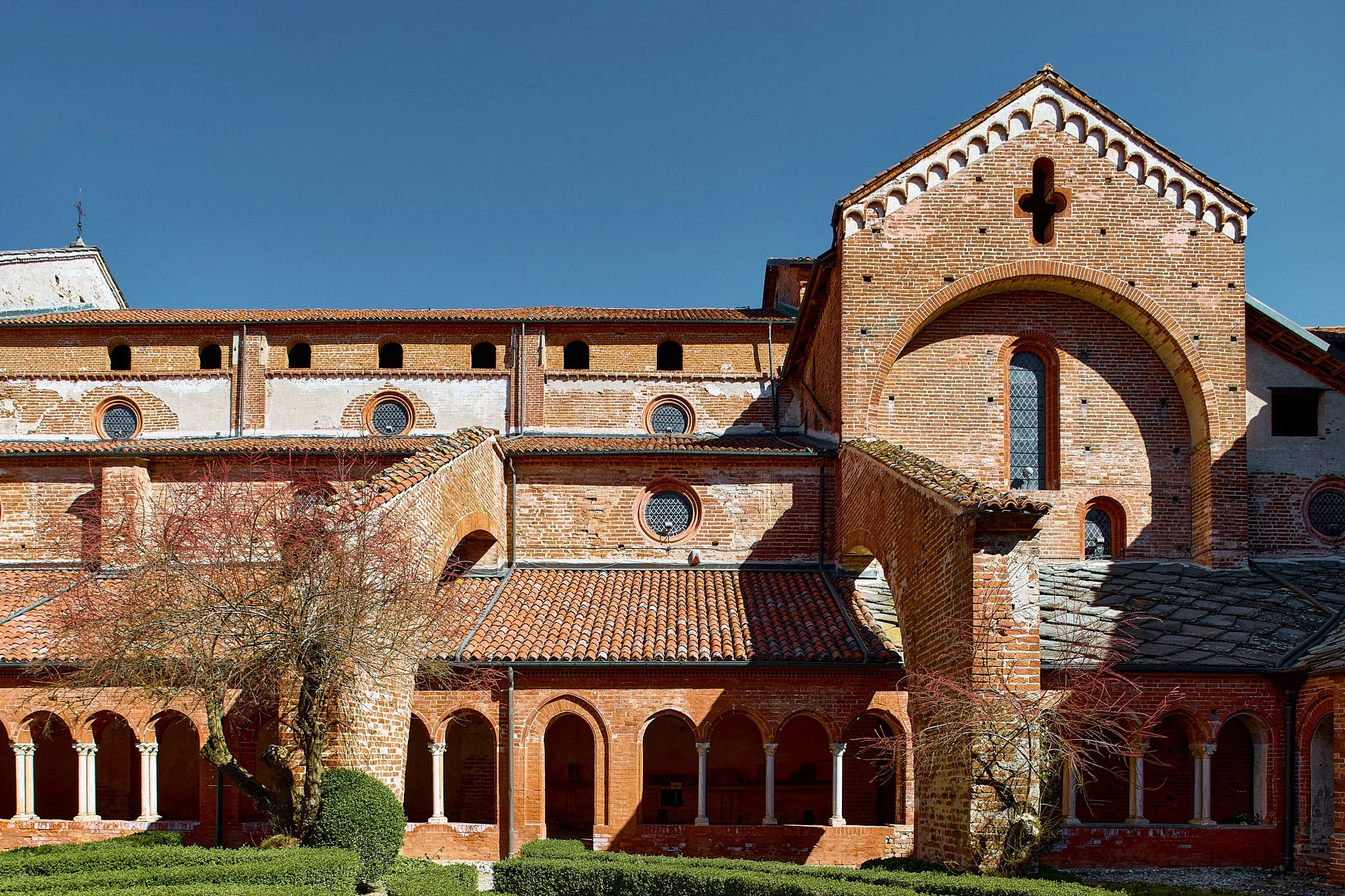 chiostro abbazia di Staffarda portici e colonne romaniche