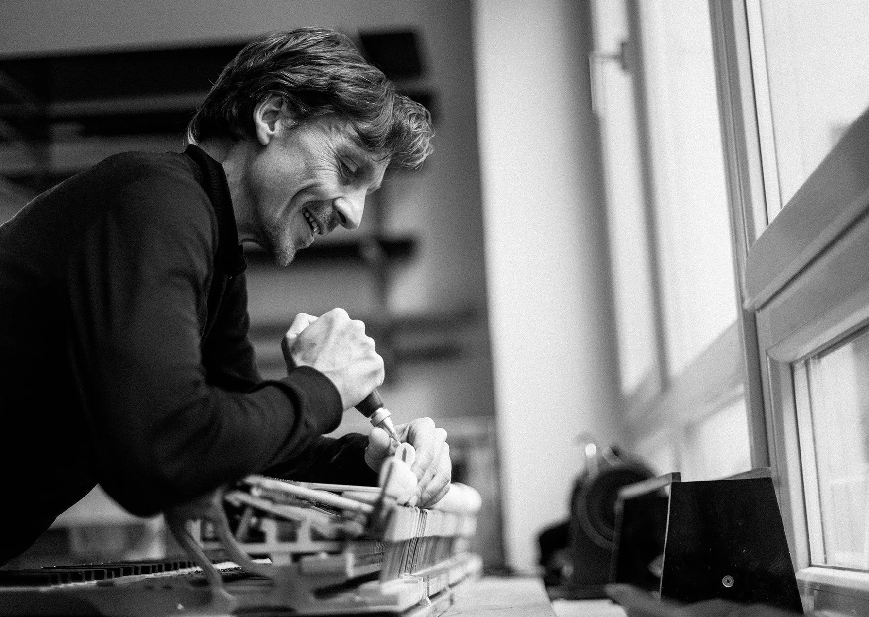 Peter Große intoniert einen Flügel